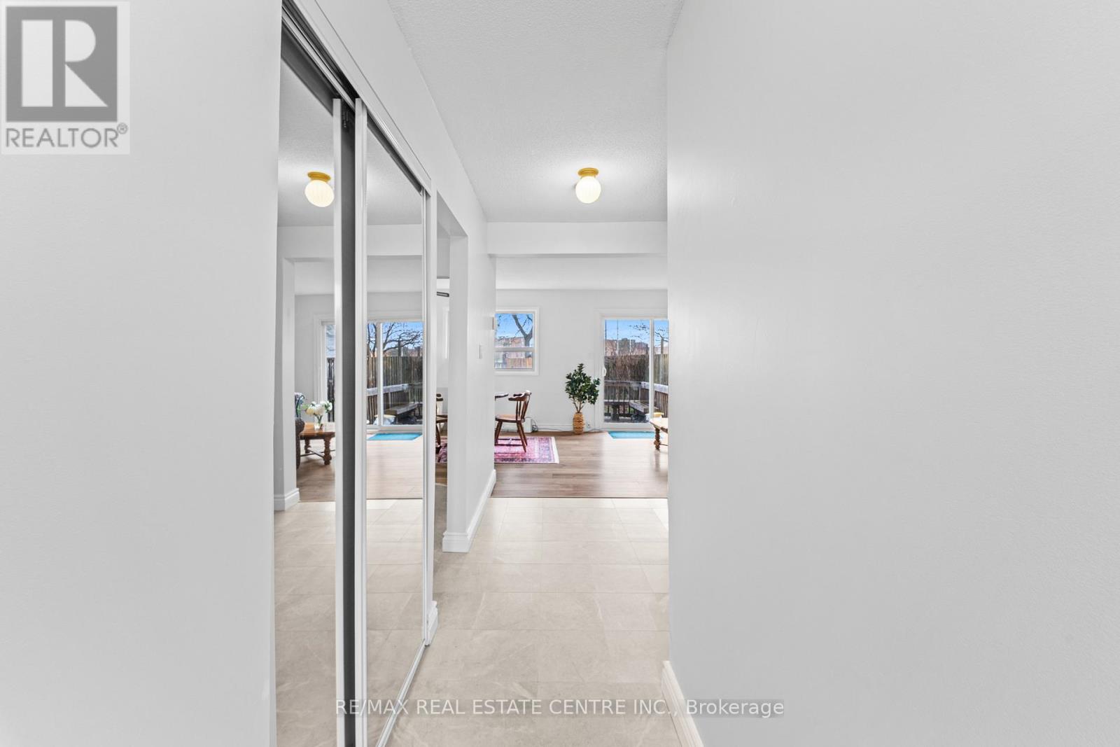 13 Gold Pine Court, Brampton, Ontario  L6S 2K6 - Photo 5 - W12991158