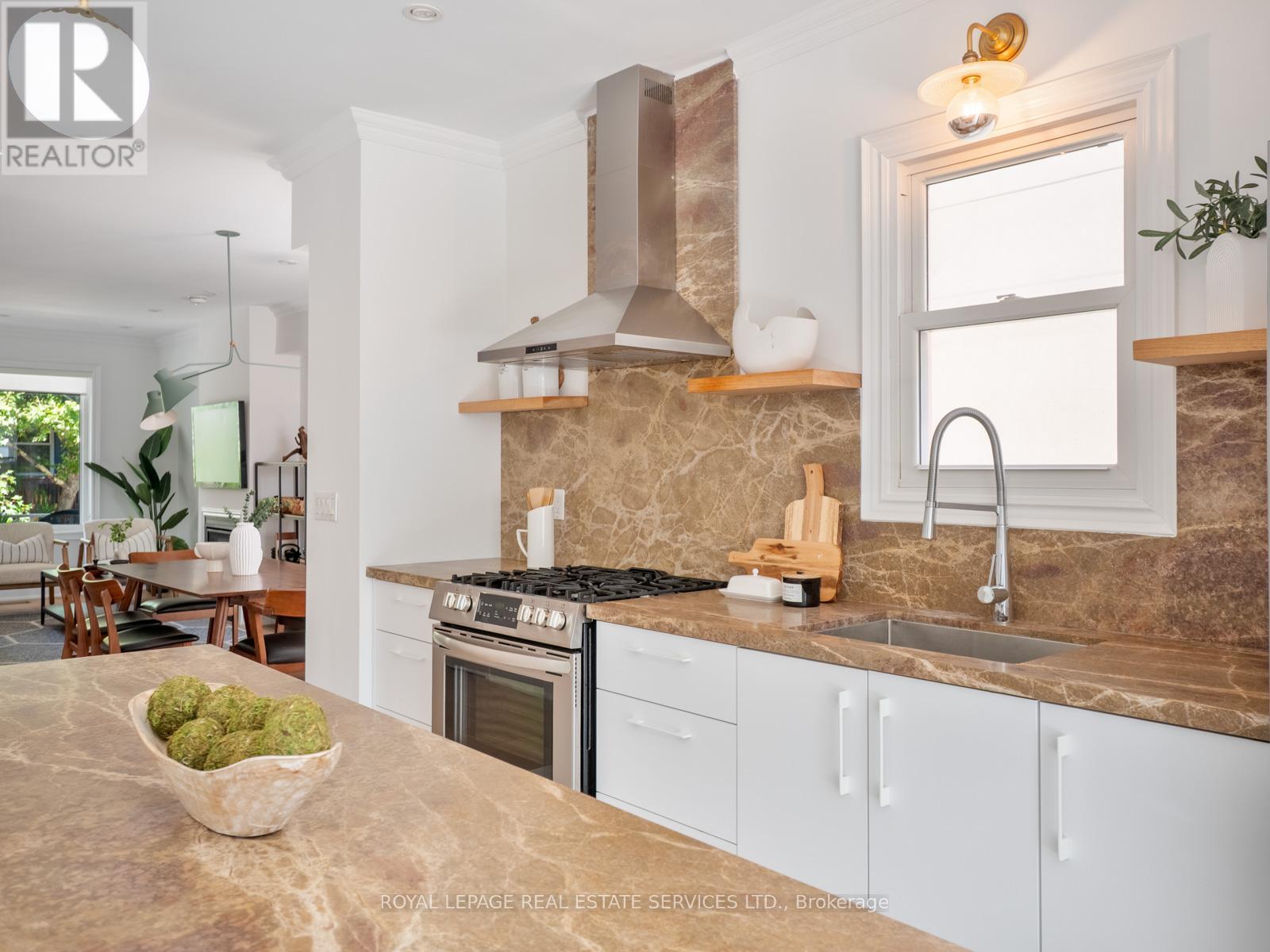 15 Melville Avenue, Toronto, Ontario  M6G 1Y1 - Photo 10 - W12991172