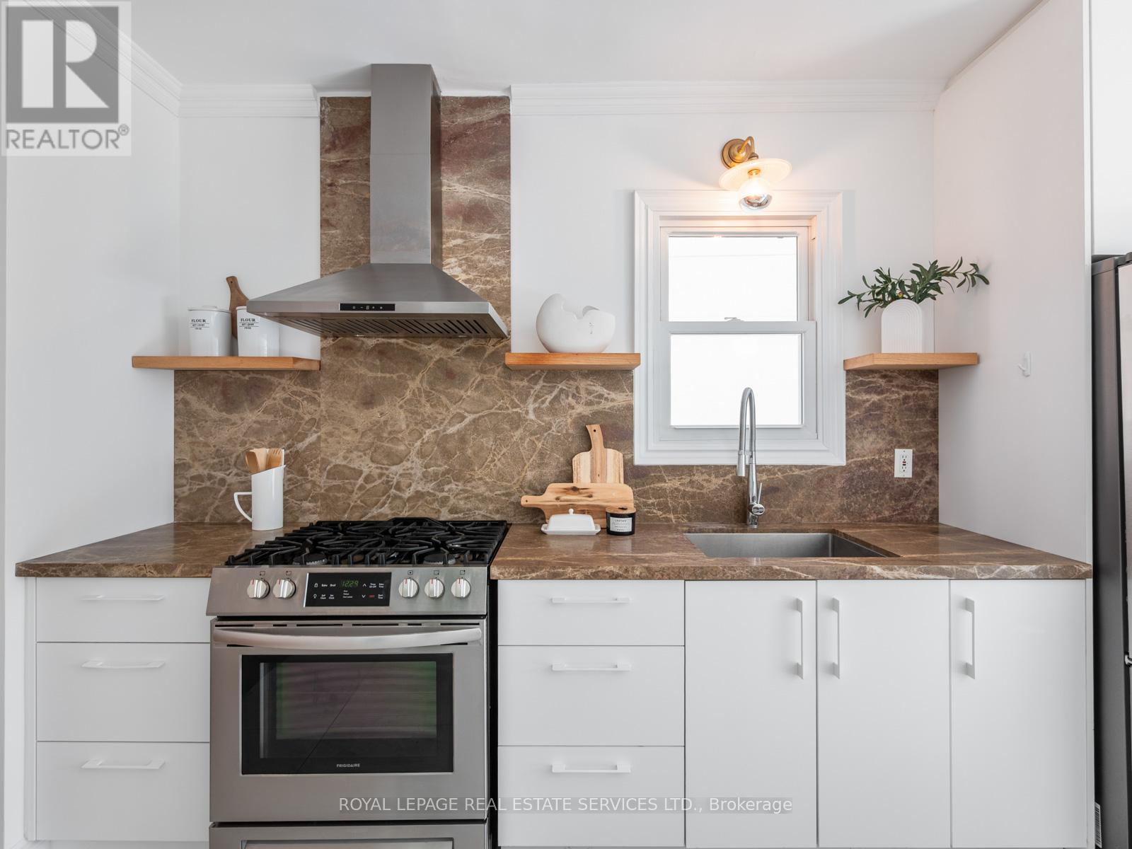 15 Melville Avenue, Toronto, Ontario  M6G 1Y1 - Photo 11 - W12991172