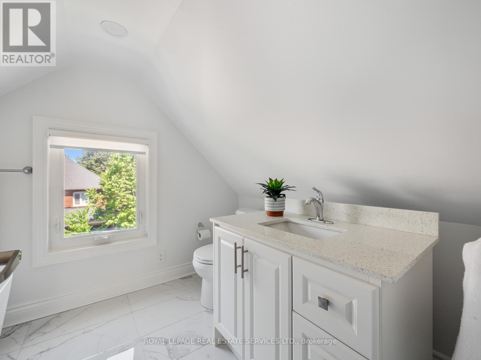 15 Melville Avenue, Toronto, Ontario  M6G 1Y1 - Photo 23 - W12991172