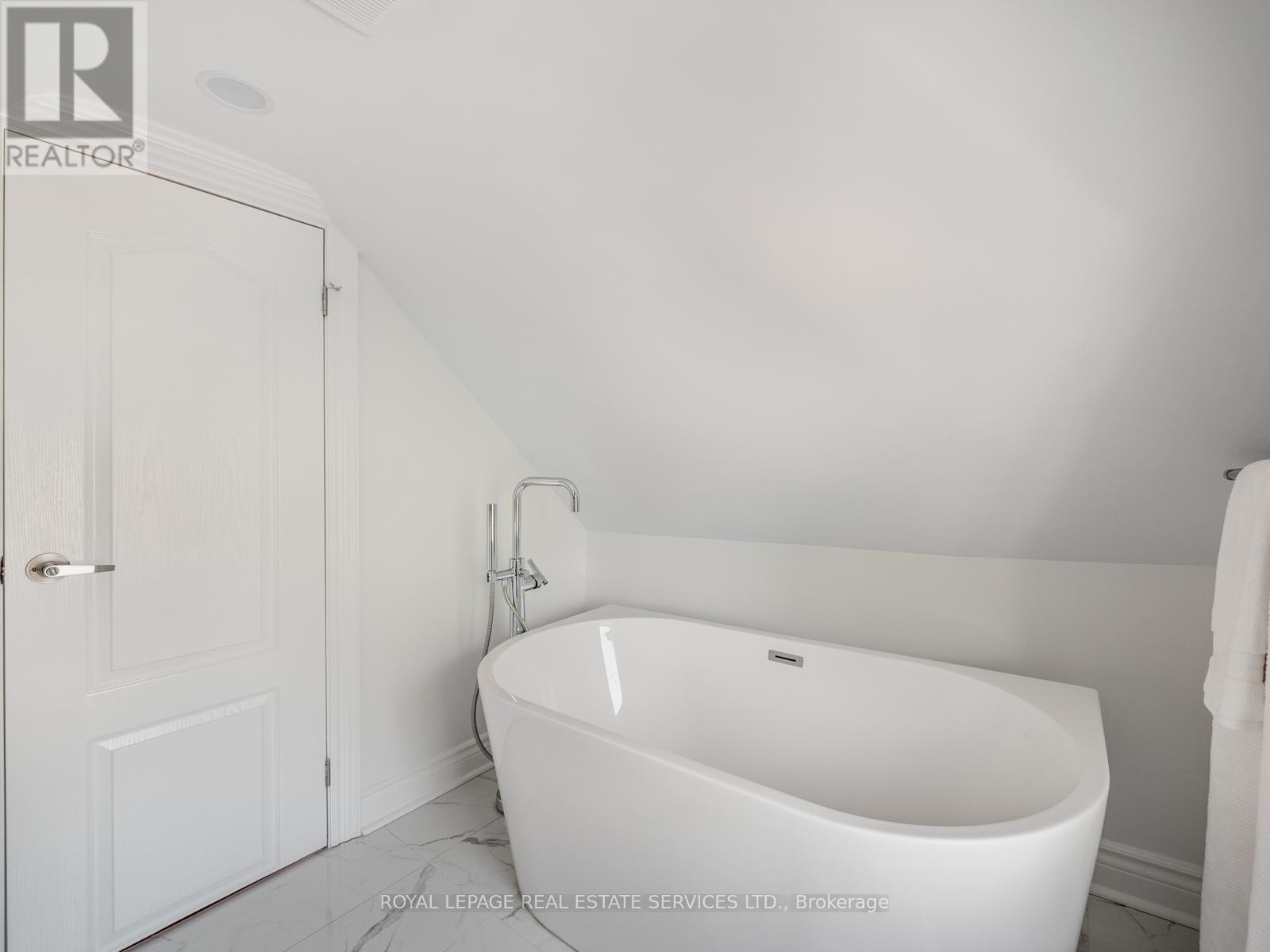 15 Melville Avenue, Toronto, Ontario  M6G 1Y1 - Photo 24 - W12991172