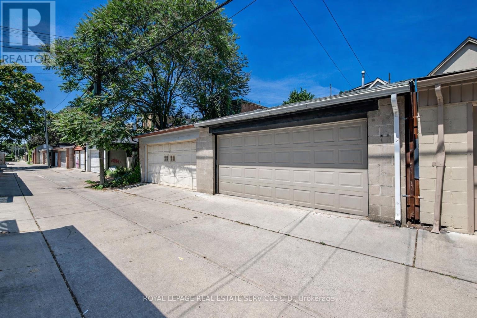 15 Melville Avenue, Toronto, Ontario  M6G 1Y1 - Photo 30 - W12991172