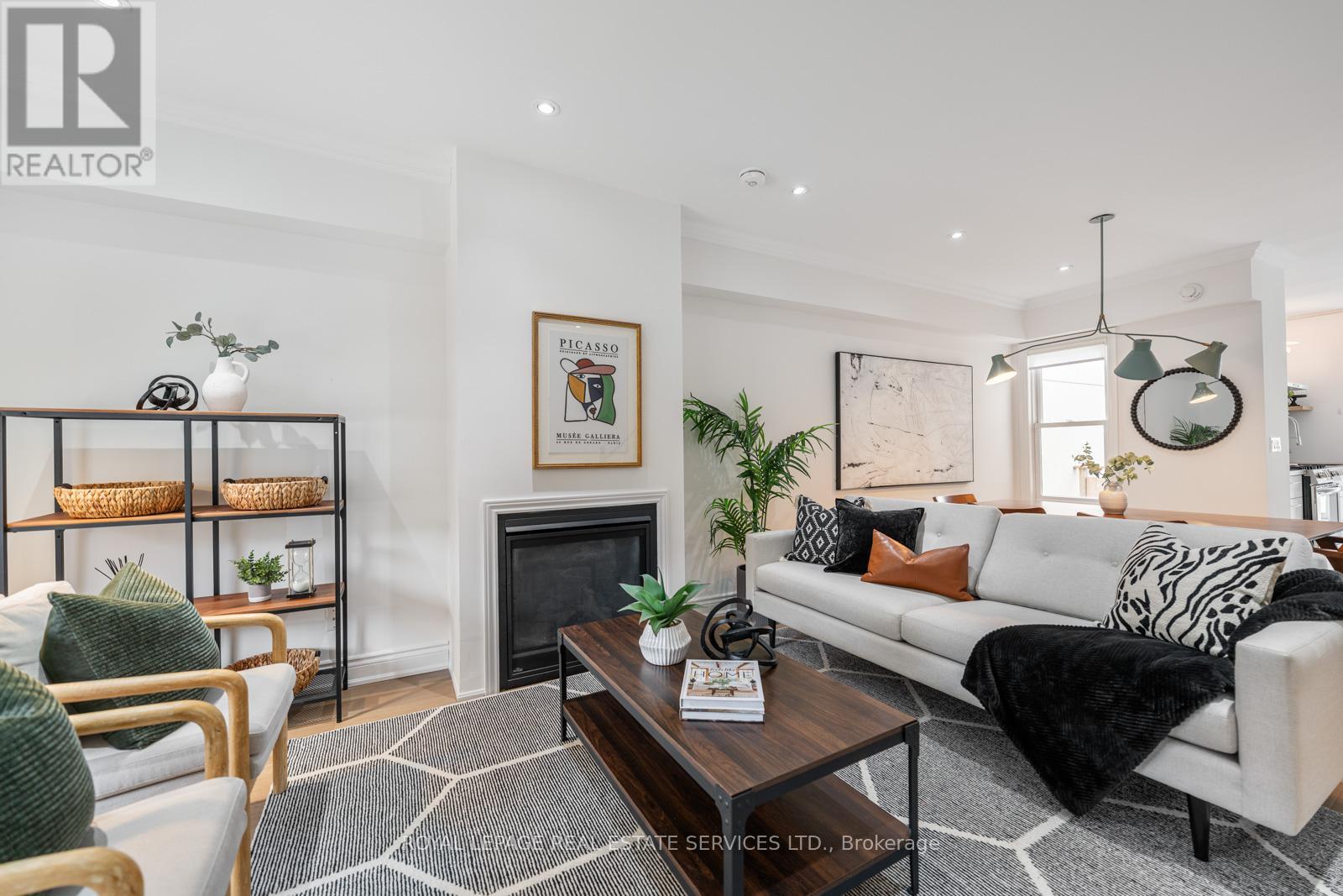 15 Melville Avenue, Toronto, Ontario  M6G 1Y1 - Photo 4 - W12991172