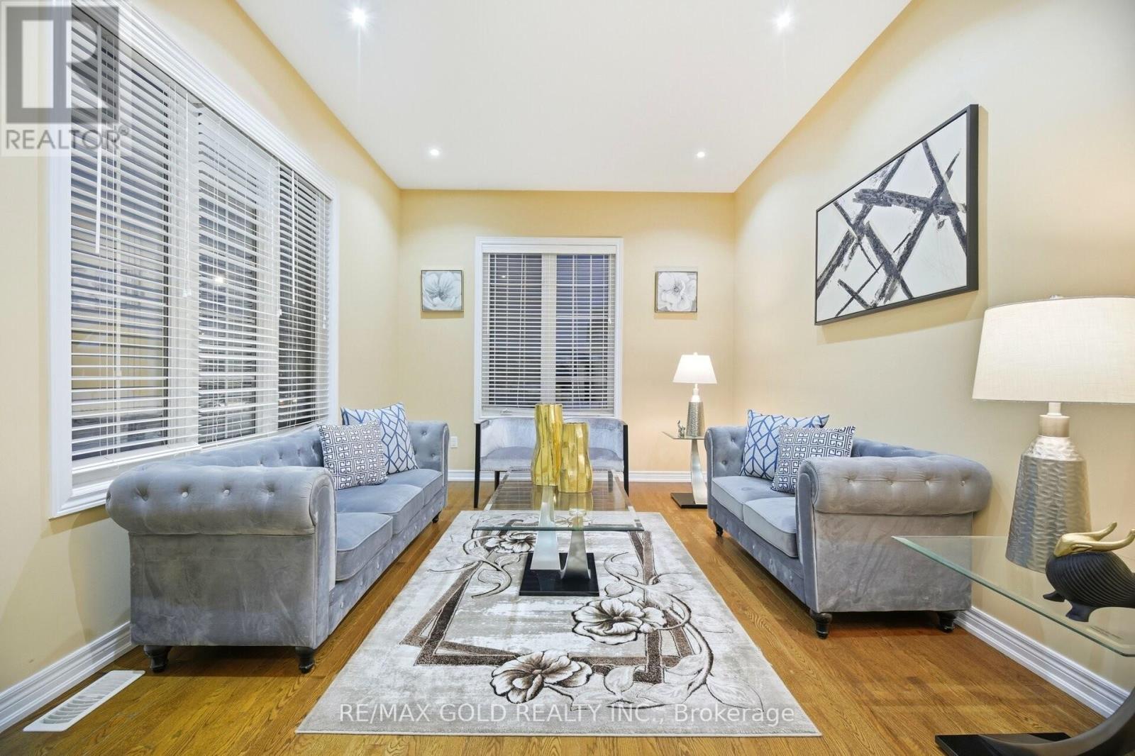 26 Drummondville Drive, Brampton, Ontario  L6P 3M9 - Photo 4 - W12991224