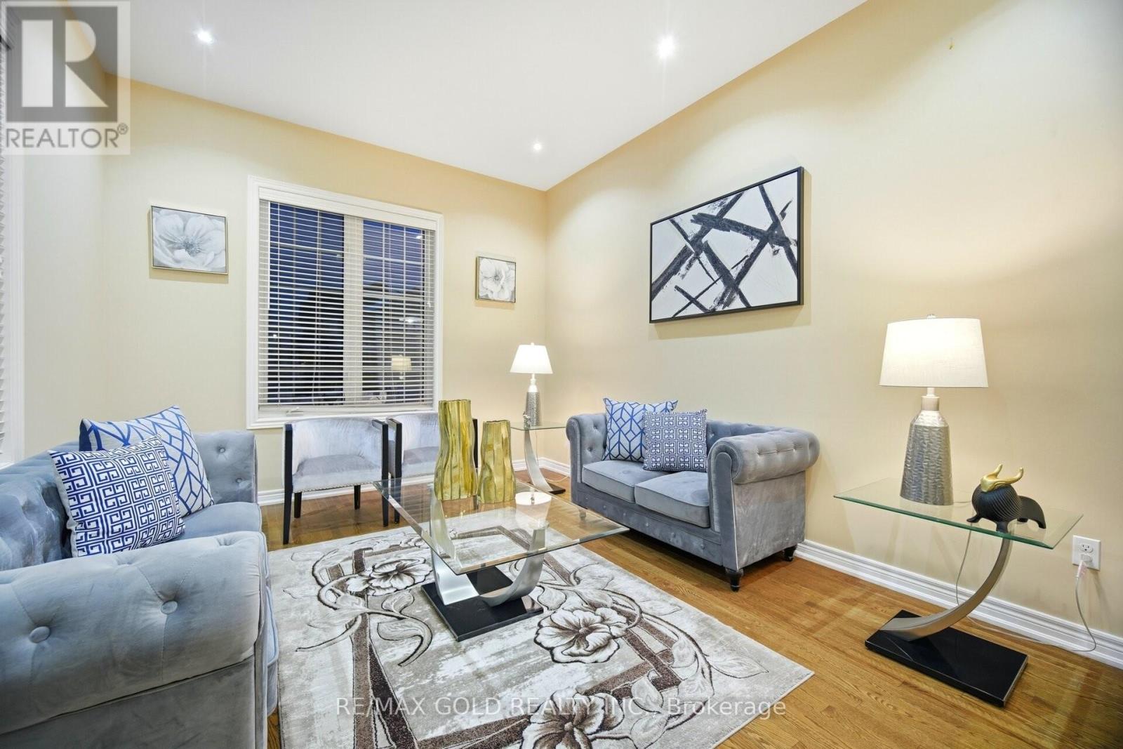 26 Drummondville Drive, Brampton, Ontario  L6P 3M9 - Photo 5 - W12991224