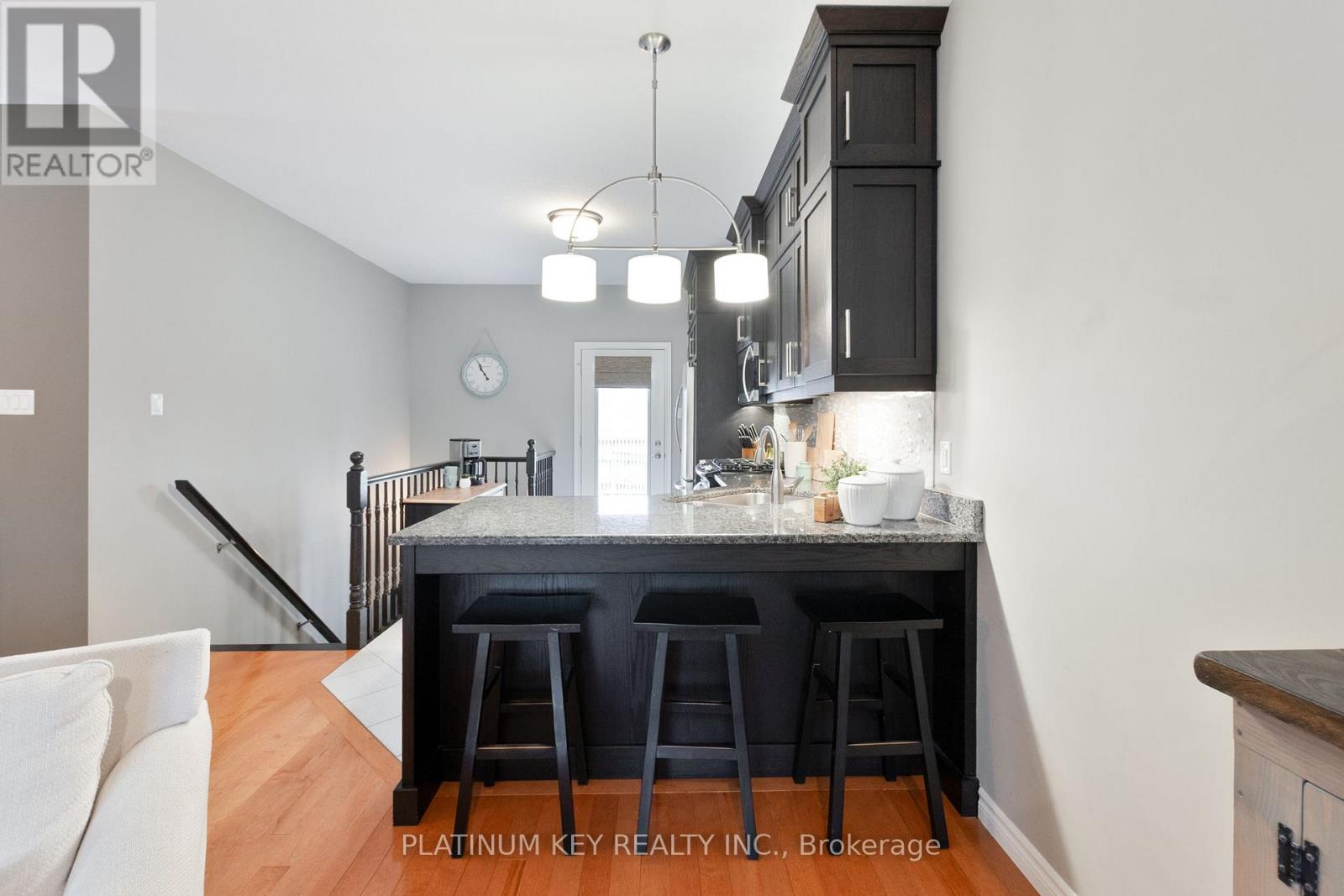 56 Cassie Crescent, Strathroy-Caradoc, Ontario N7G 4E2 - Photo 12 - X12991356