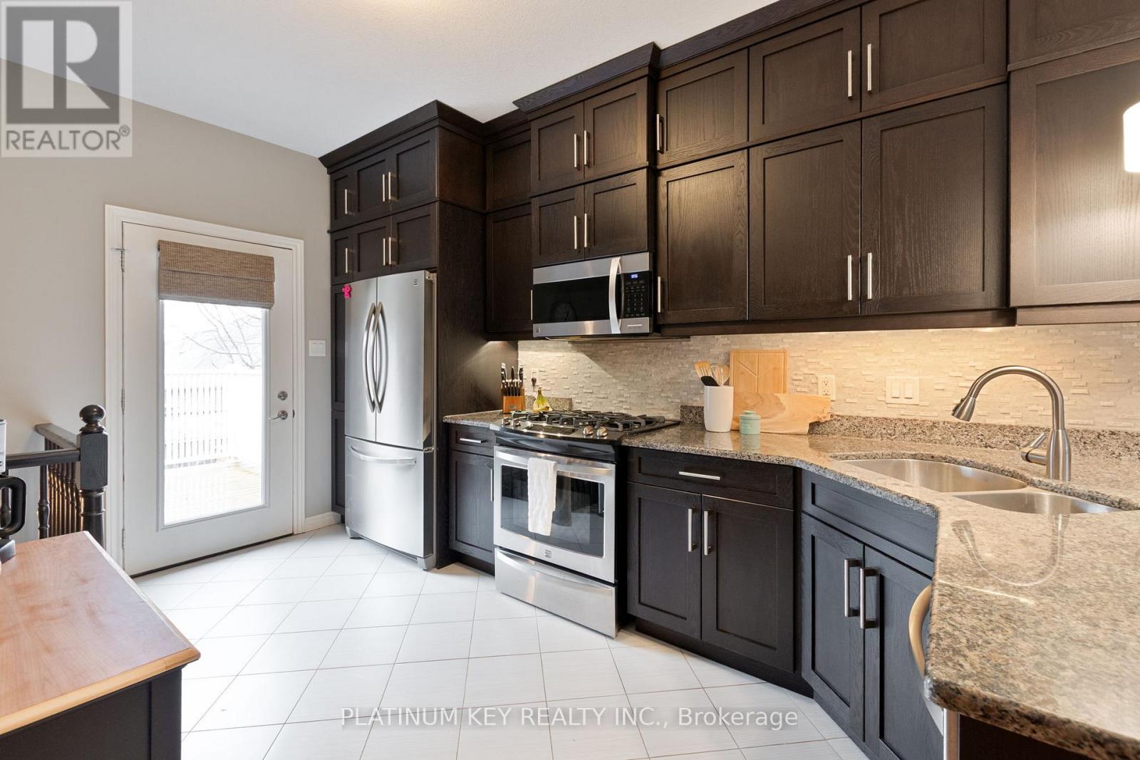 56 Cassie Crescent, Strathroy-Caradoc, Ontario N7G 4E2 - Photo 13 - X12991356