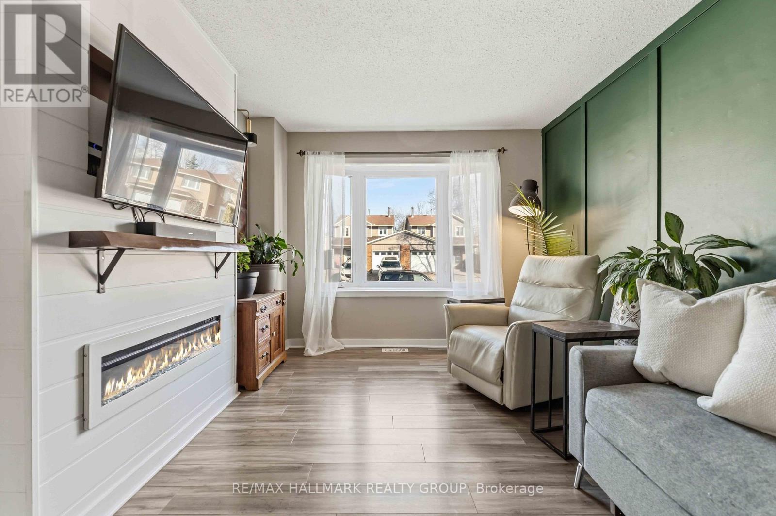 1091 Burgundy Lane, Ottawa, Ontario  K1C 2M9 - Photo 3 - X12991232