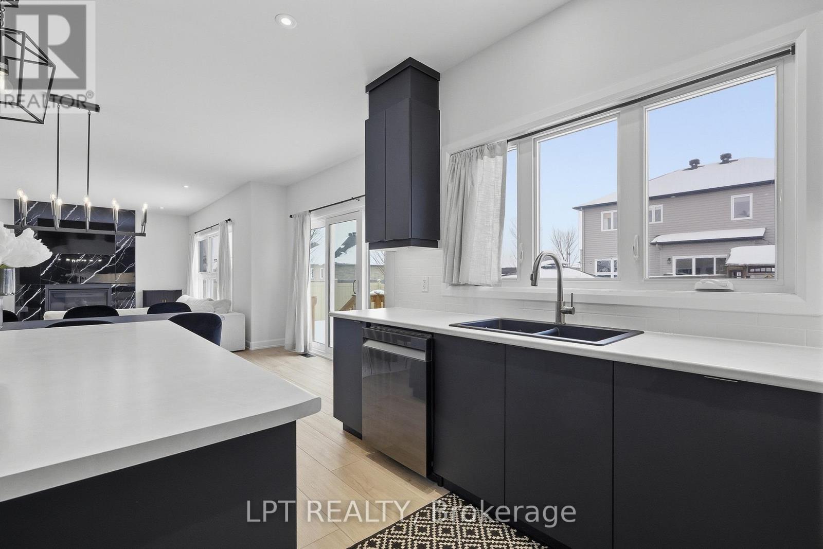 301 Moonlight Drive, Russell, Ontario  K4R 0L1 - Photo 12 - X12991502