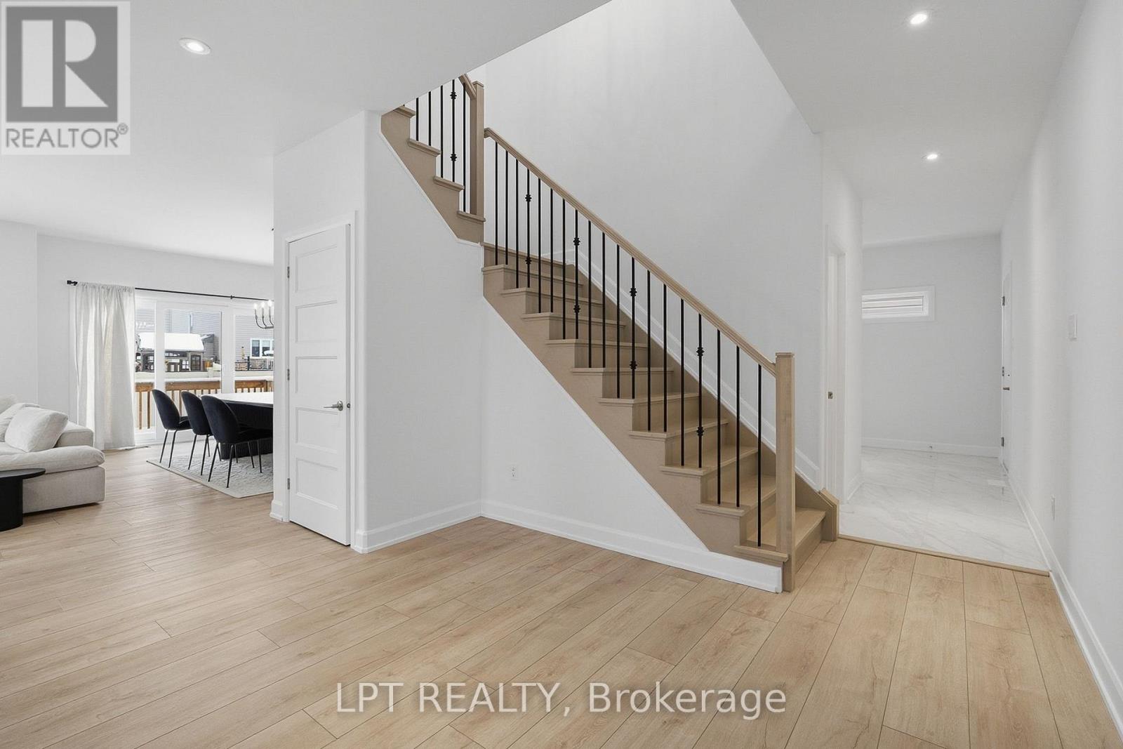 301 Moonlight Drive, Russell, Ontario  K4R 0L1 - Photo 4 - X12991502