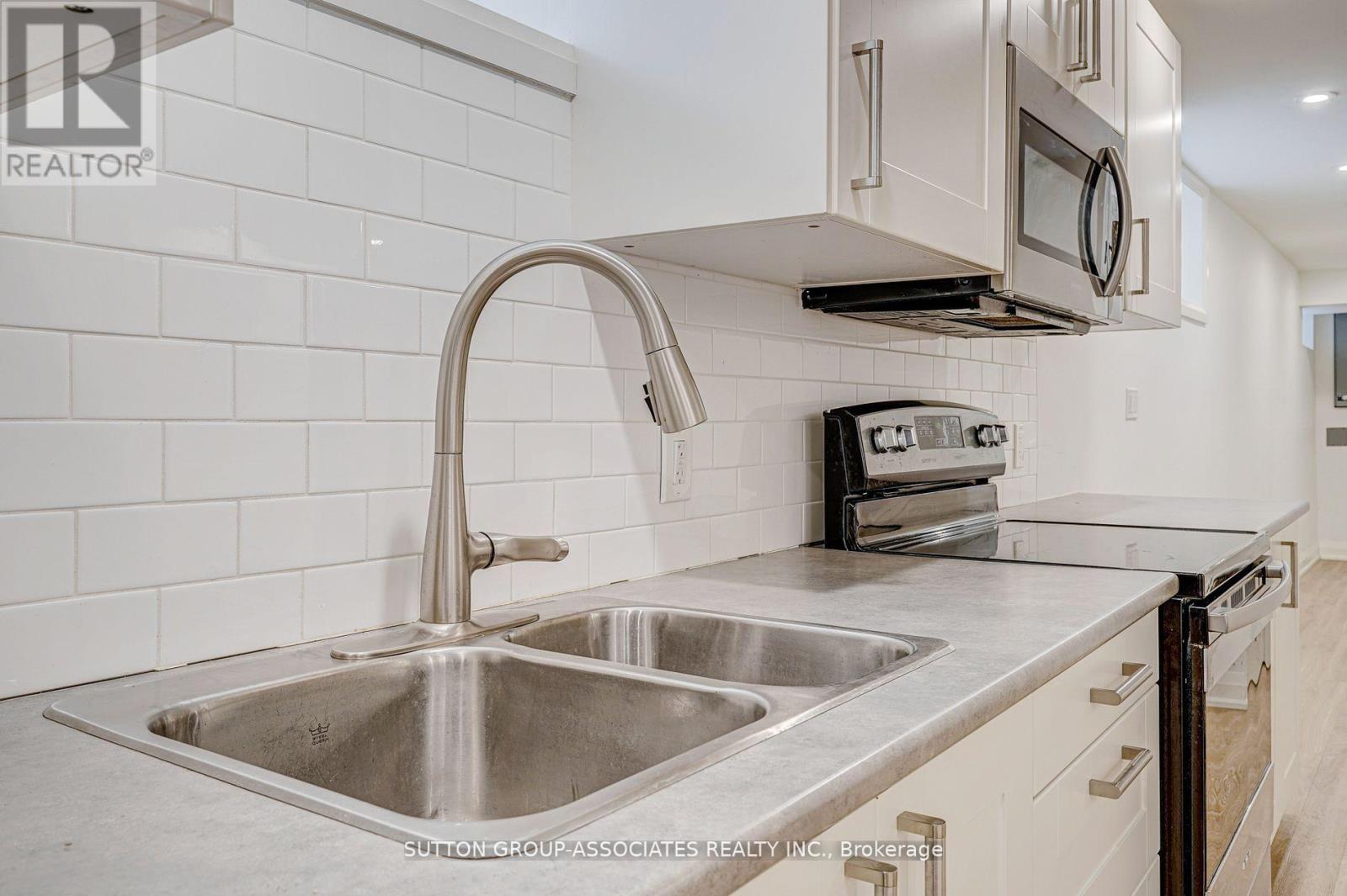 Lower - 233 Albany Avenue, Toronto, Ontario  M5R 3C7 - Photo 8 - C12991246