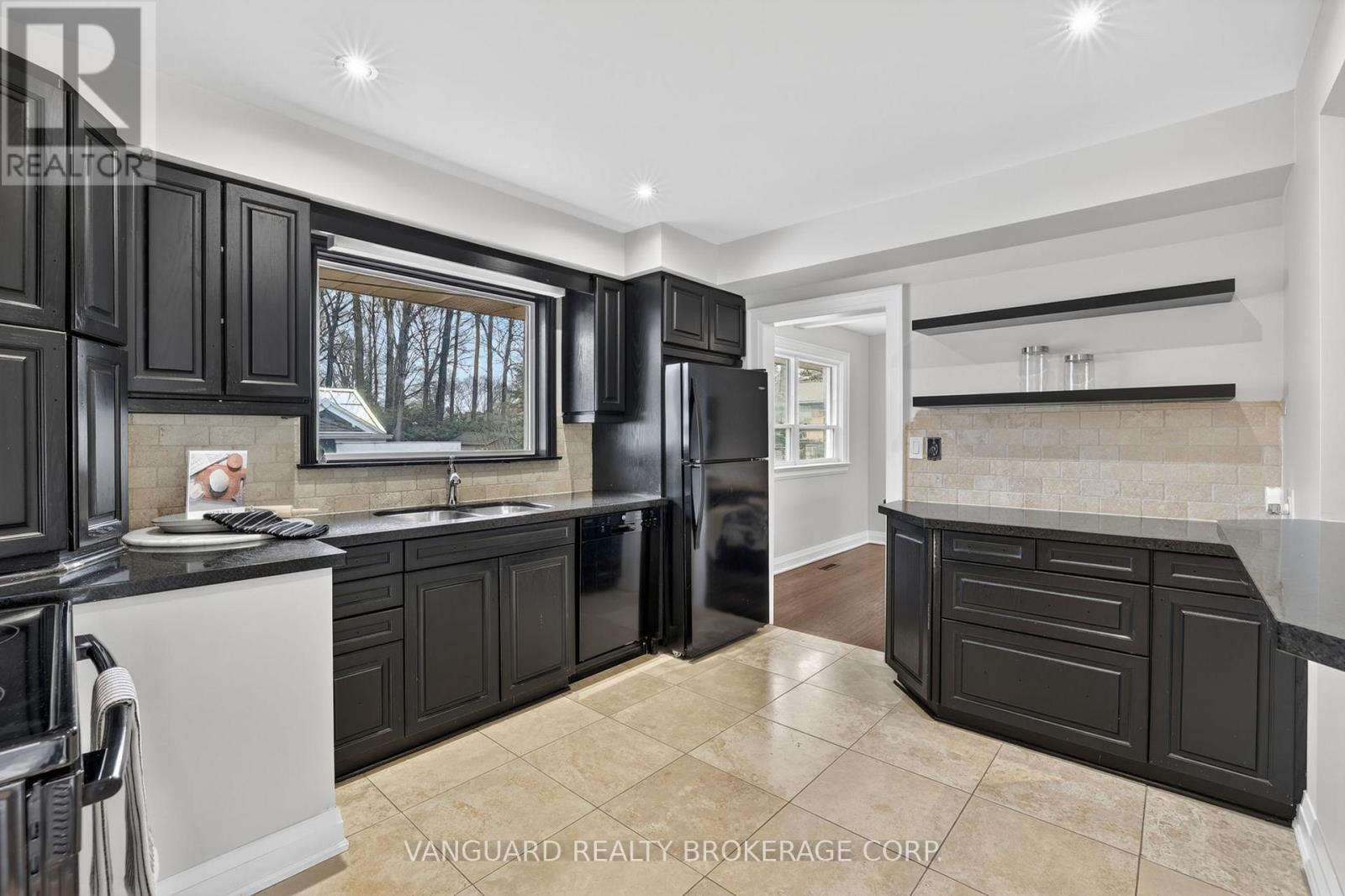 142 Beechwood Crescent, Newmarket, Ontario  L3Y 1W3 - Photo 4 - N12978972