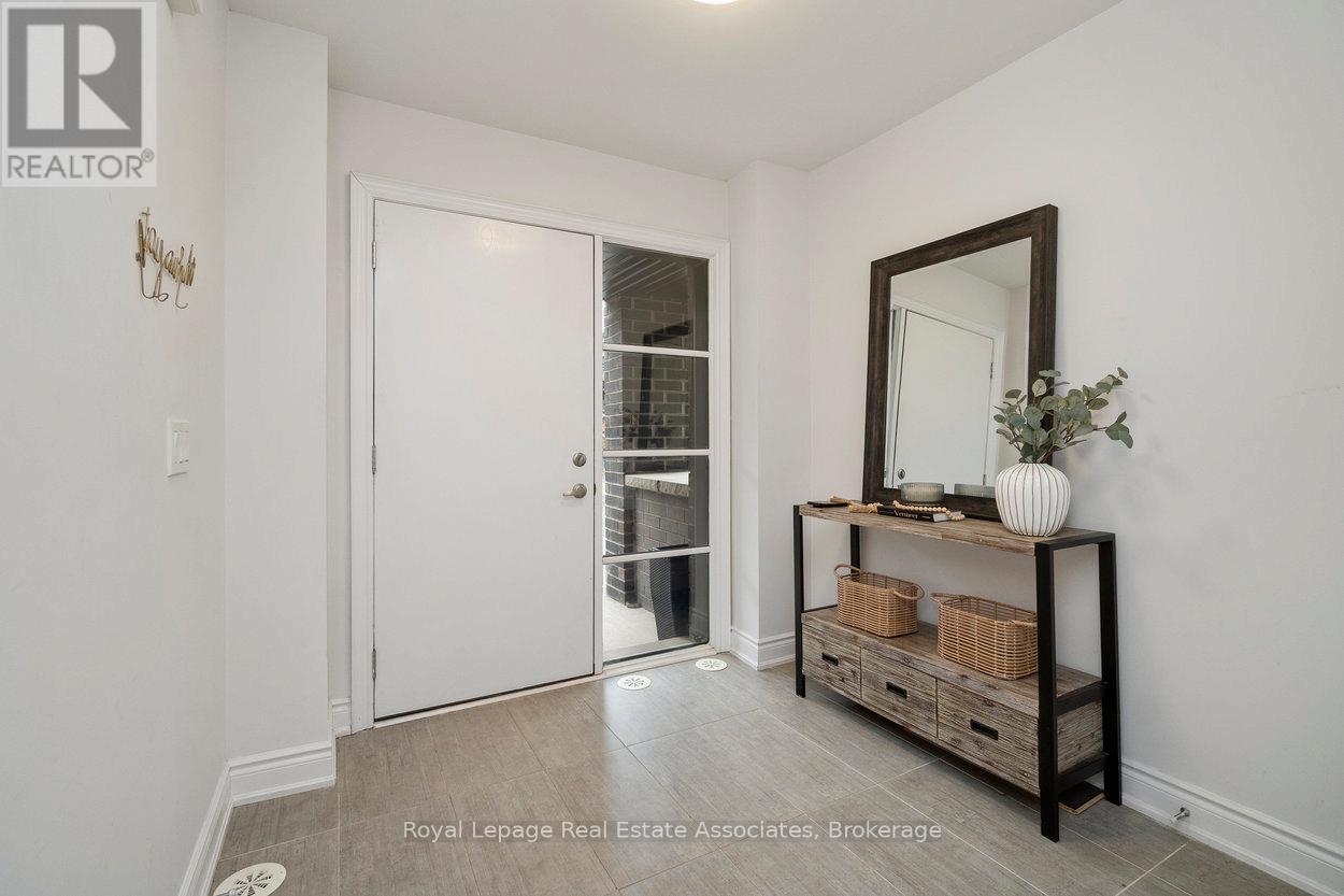 3076 Cascade Common, Oakville, Ontario  L6H 0R7 - Photo 2 - W12756786