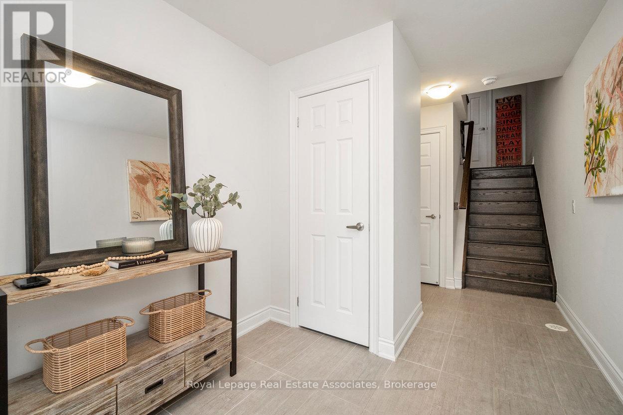 3076 Cascade Common, Oakville, Ontario  L6H 0R7 - Photo 3 - W12756786