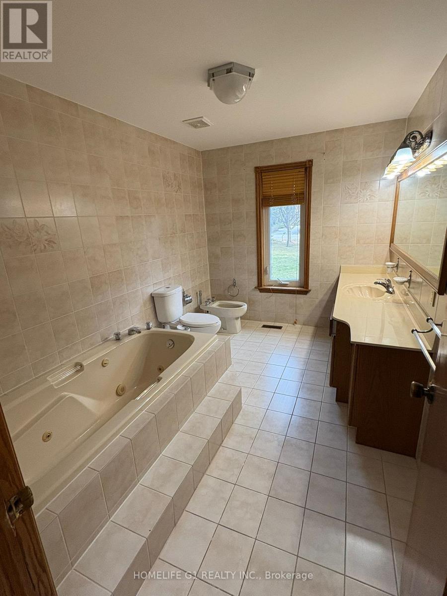 8 Rosegarden Drive, Brampton, Ontario  L6P 0E6 - Photo 13 - W12962066