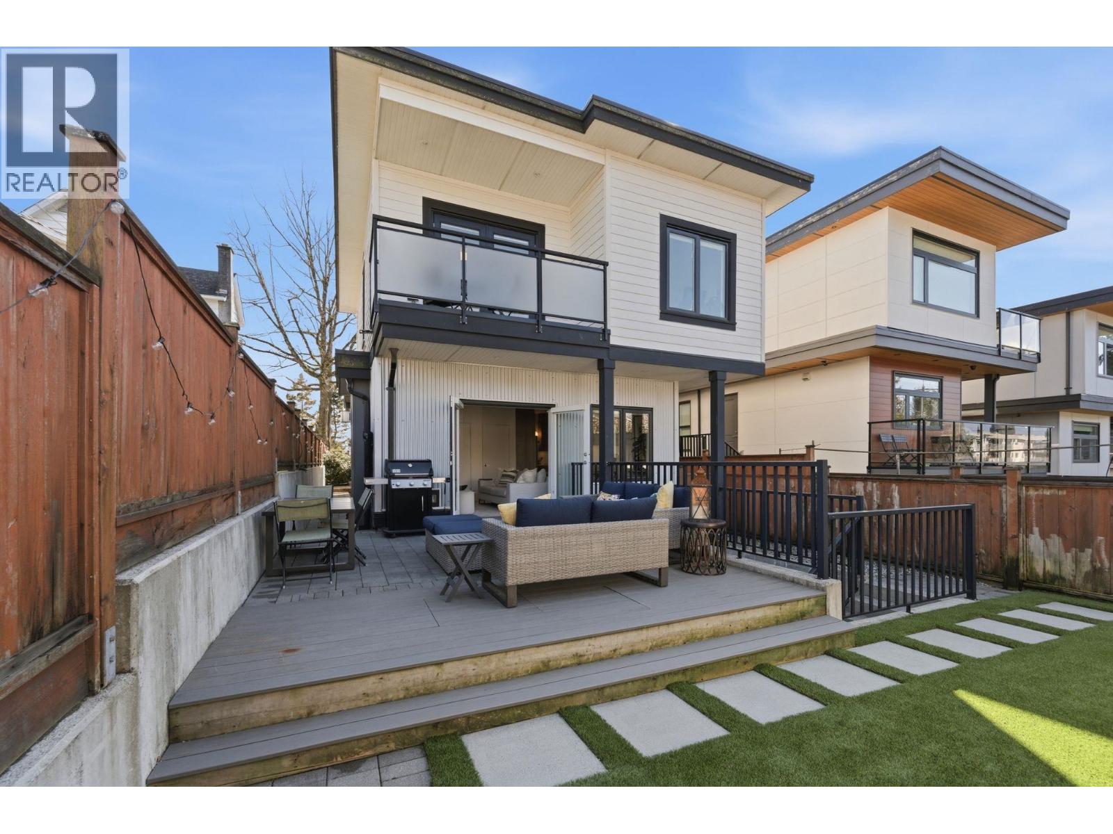 212 E 18th Street, North Vancouver, British Columbia  V7L 2X6 - Photo 1 - R3102589