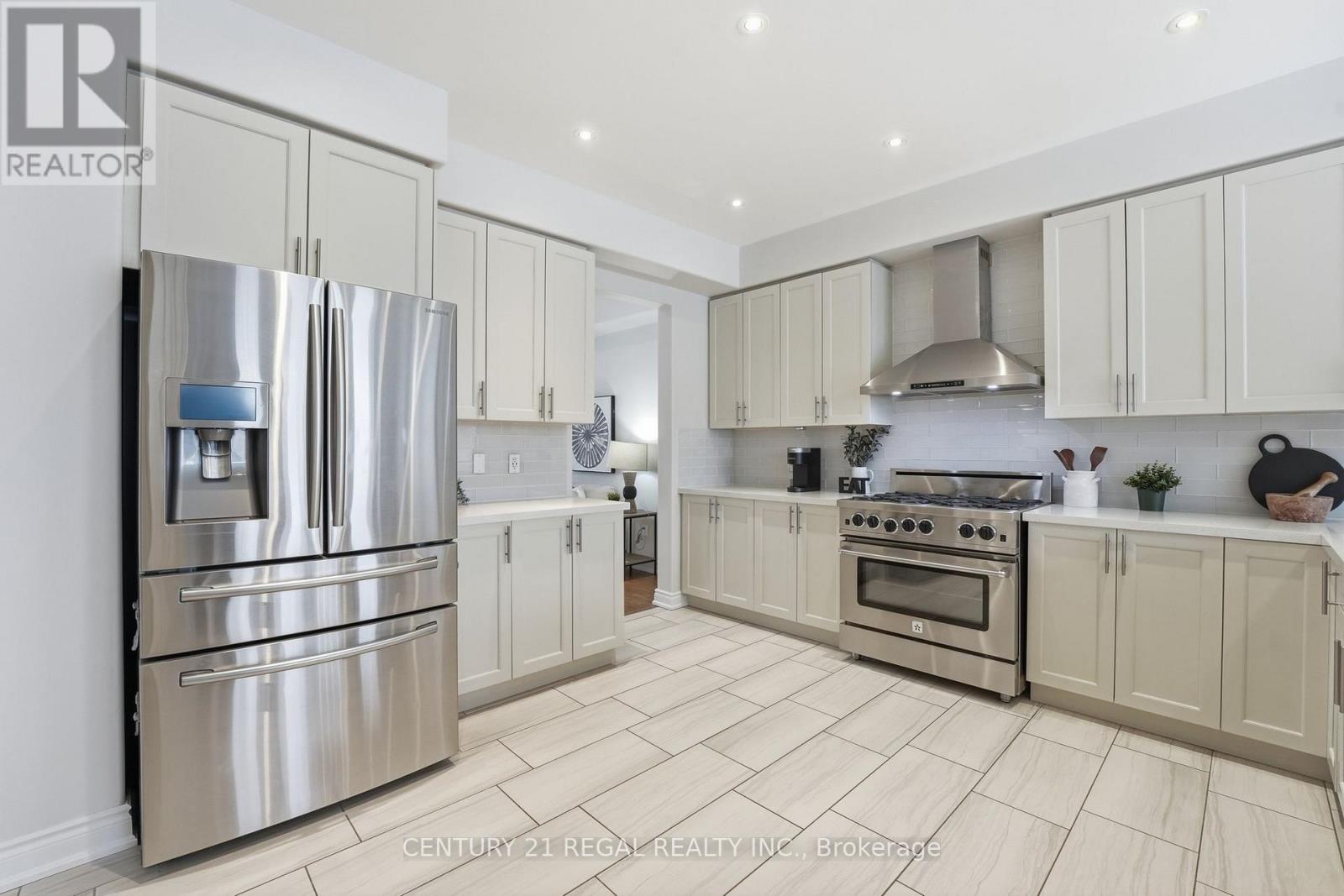 28 Tim Jacobs Drive, Georgina, Ontario  L4P 0G5 - Photo 3 - N12991226