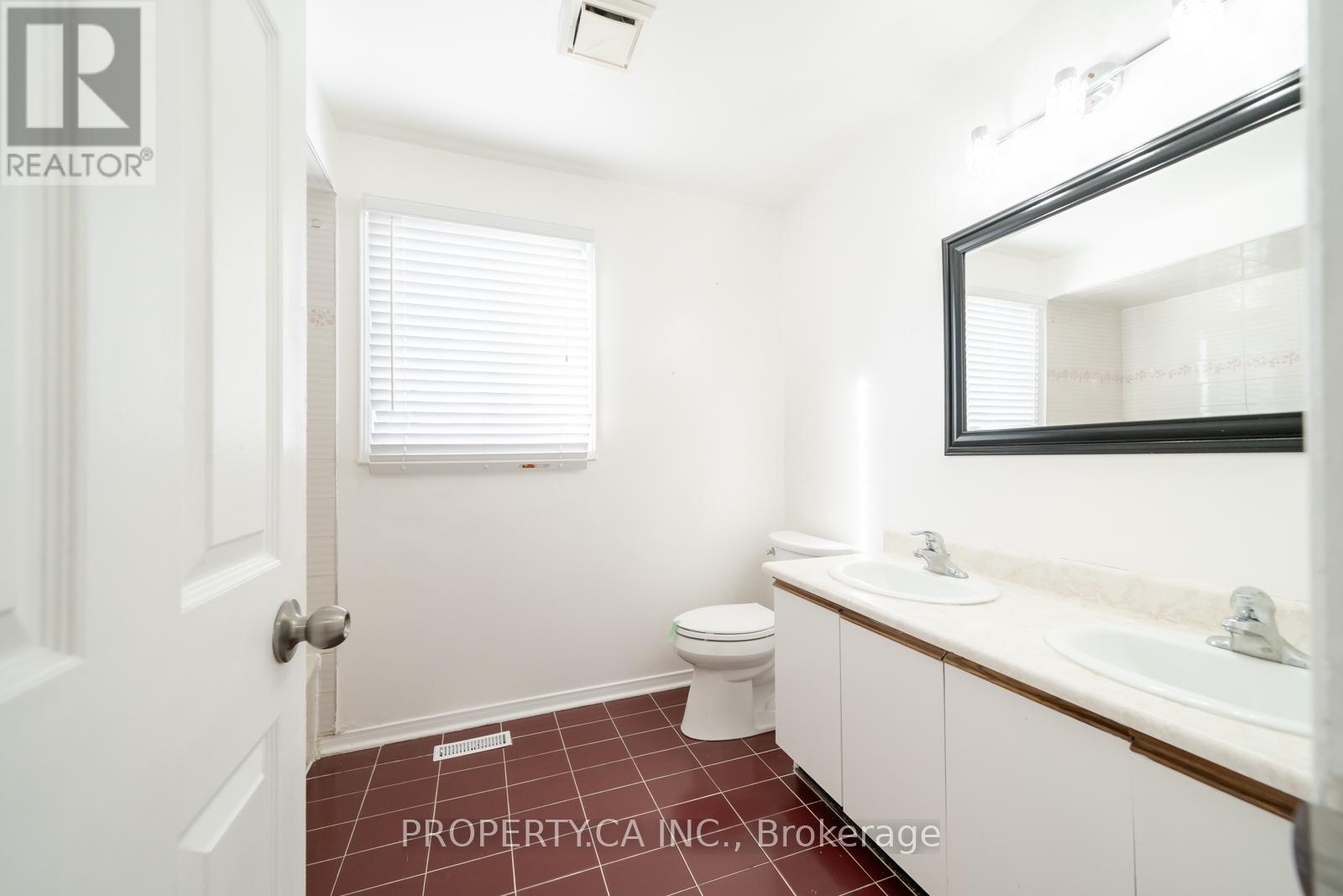 87 O'connor Crescent, Richmond Hill, Ontario  L4C 7N9 - Photo 23 - N12991376