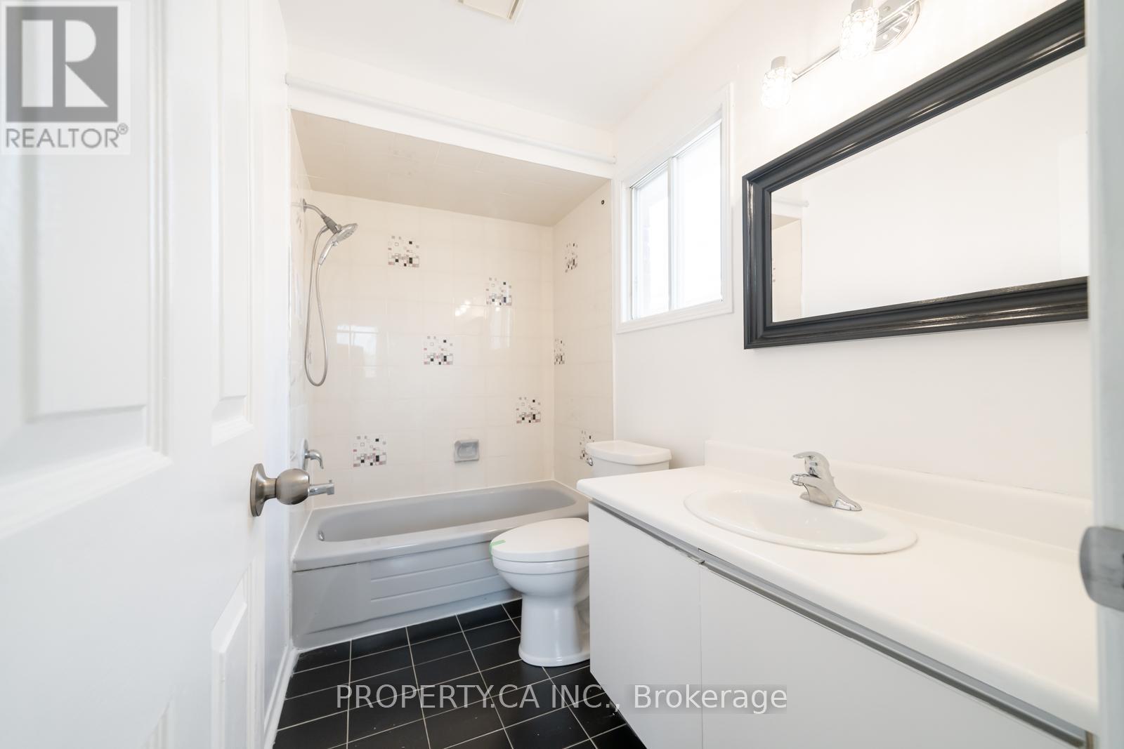 87 O'connor Crescent, Richmond Hill, Ontario  L4C 7N9 - Photo 29 - N12991376