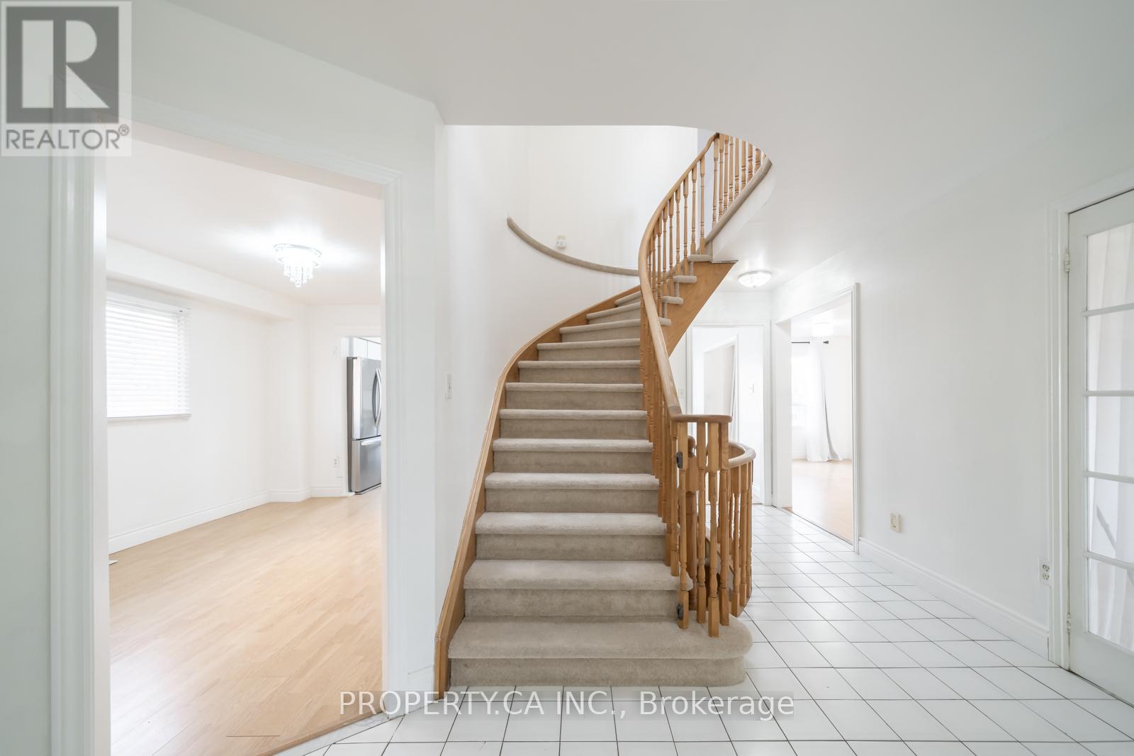 87 O'connor Crescent, Richmond Hill, Ontario  L4C 7N9 - Photo 5 - N12991376