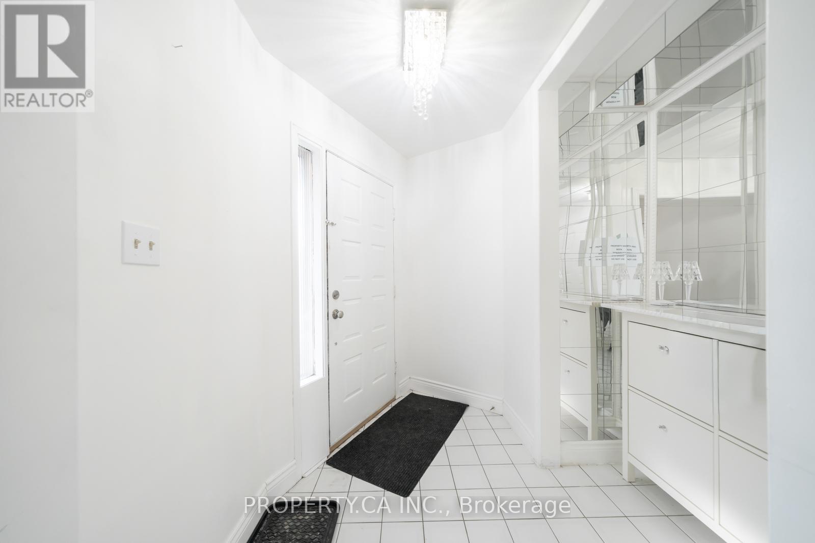 87 O'connor Crescent, Richmond Hill, Ontario  L4C 7N9 - Photo 7 - N12991376