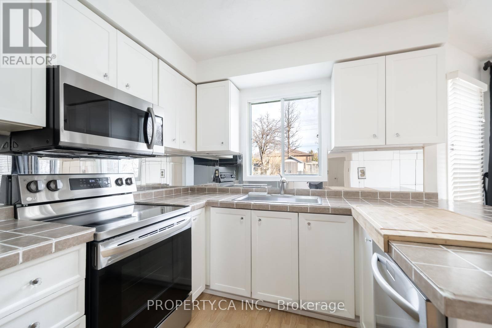 87 O'connor Crescent, Richmond Hill, Ontario  L4C 7N9 - Photo 8 - N12991376