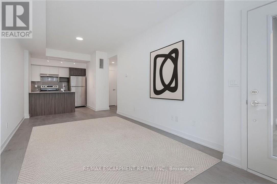 105 - 1135 Cooke Boulevard, Burlington, Ontario  L7T 0C3 - Photo 4 - W12991282