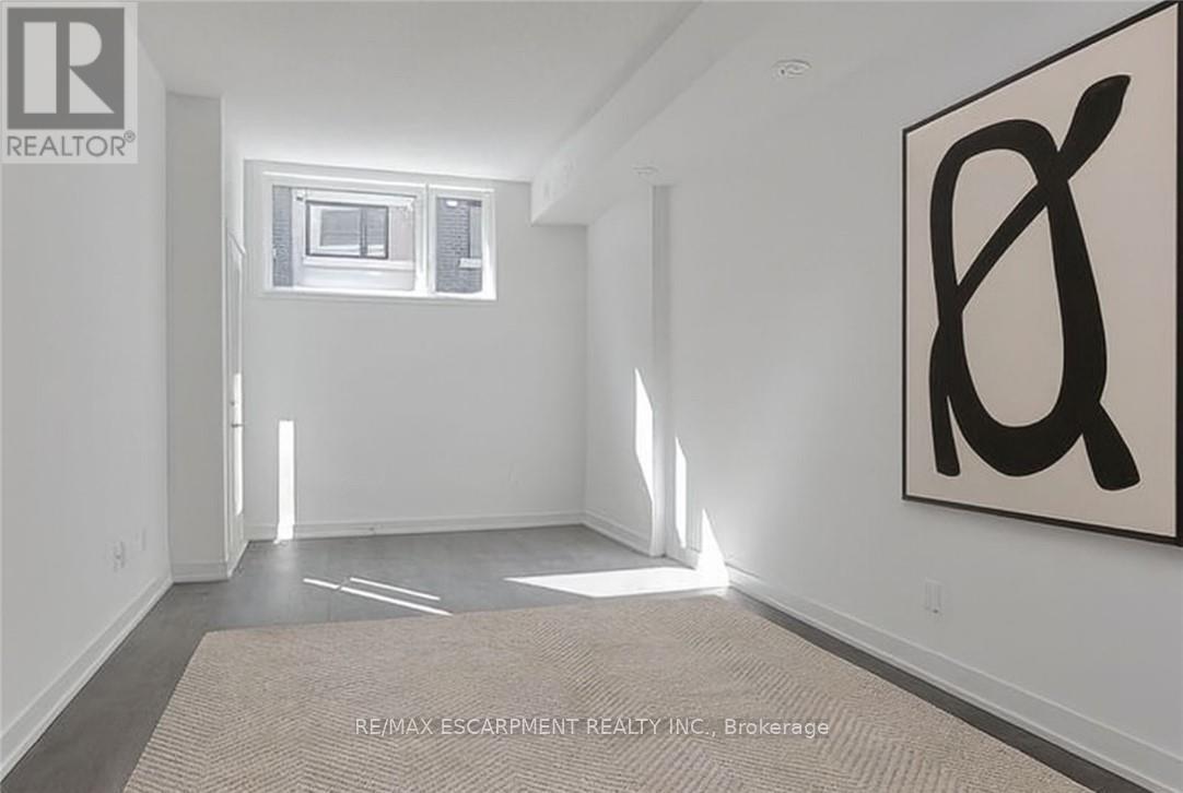 105 - 1135 Cooke Boulevard, Burlington, Ontario  L7T 0C3 - Photo 6 - W12991282