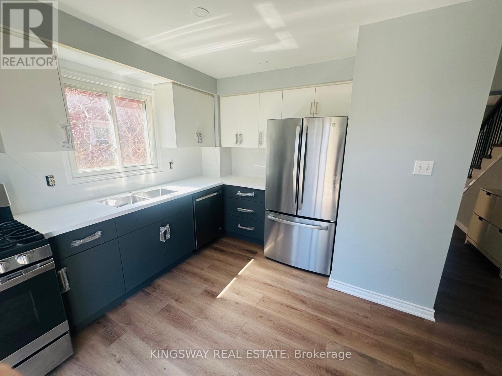 1078 Glenbrook Avenue, Oakville, Ontario  L6H 4A3 - Photo 4 - W12991324