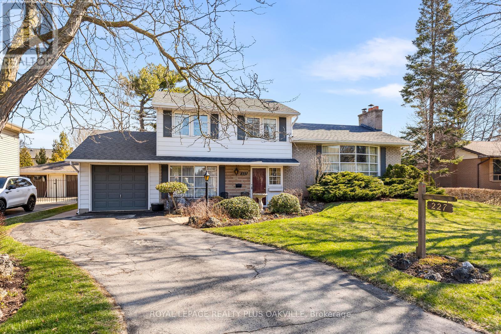 227 Sandwell Drive, Oakville, Ontario  L6L 4P3 - Photo 2 - W12991424