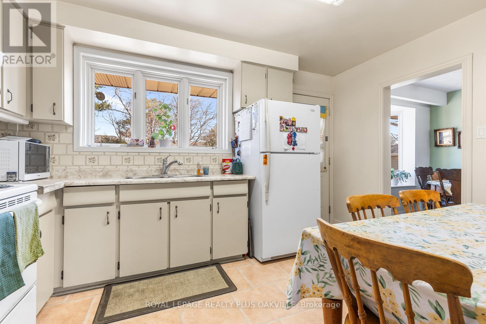 227 Sandwell Drive, Oakville, Ontario  L6L 4P3 - Photo 6 - W12991424