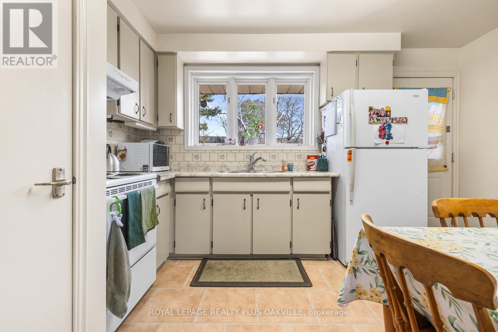 227 Sandwell Drive, Oakville, Ontario  L6L 4P3 - Photo 7 - W12991424