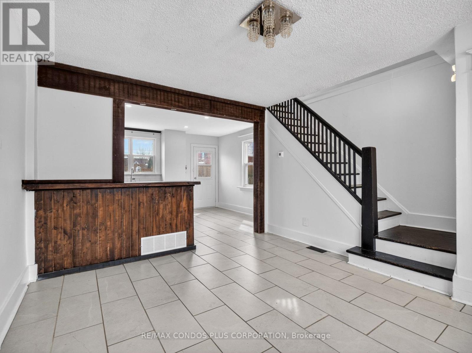 5070 Third Avenue, Niagara Falls, Ontario  L2E 4M1 - Photo 3 - X12991256