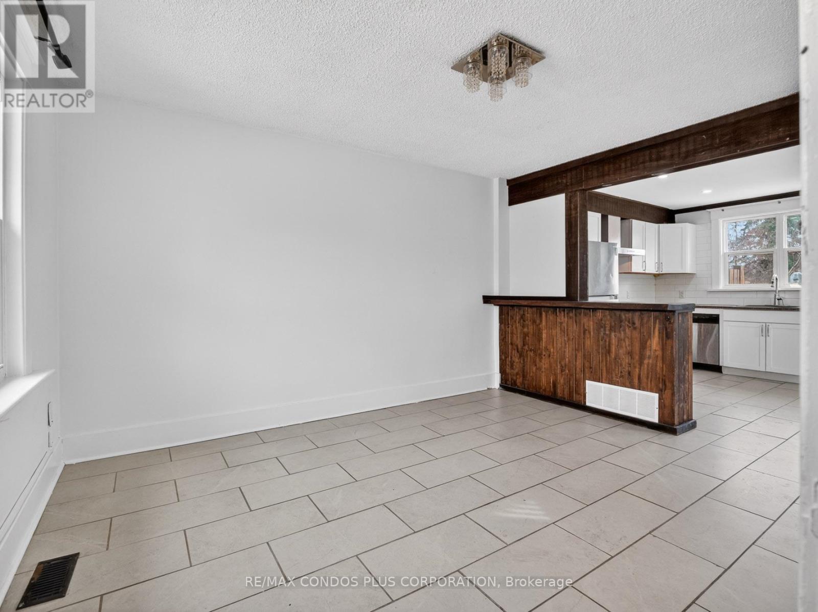 5070 Third Avenue, Niagara Falls, Ontario  L2E 4M1 - Photo 4 - X12991256