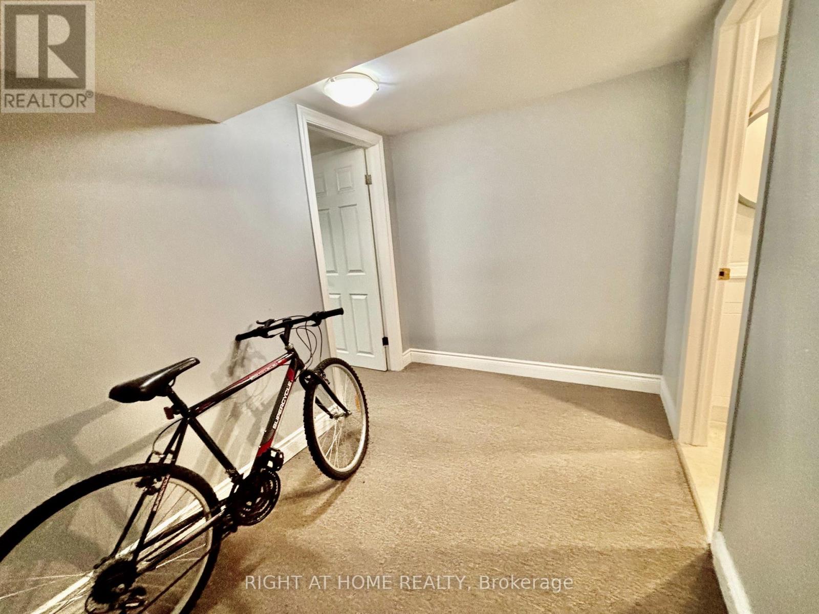 266 Westcourt Place, Waterloo, Ontario  N2L 2R7 - Photo 19 - X12991310