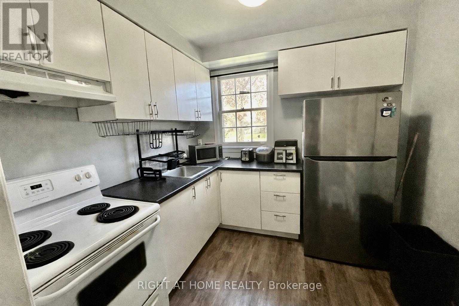 266 Westcourt Place, Waterloo, Ontario  N2L 2R7 - Photo 5 - X12991310