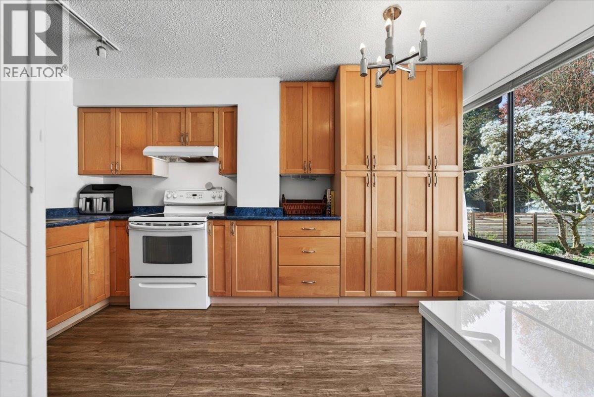 3848 Garden Grove Drive Drive, Burnaby, British Columbia  V5G 4A7 - Photo 5 - R3110321