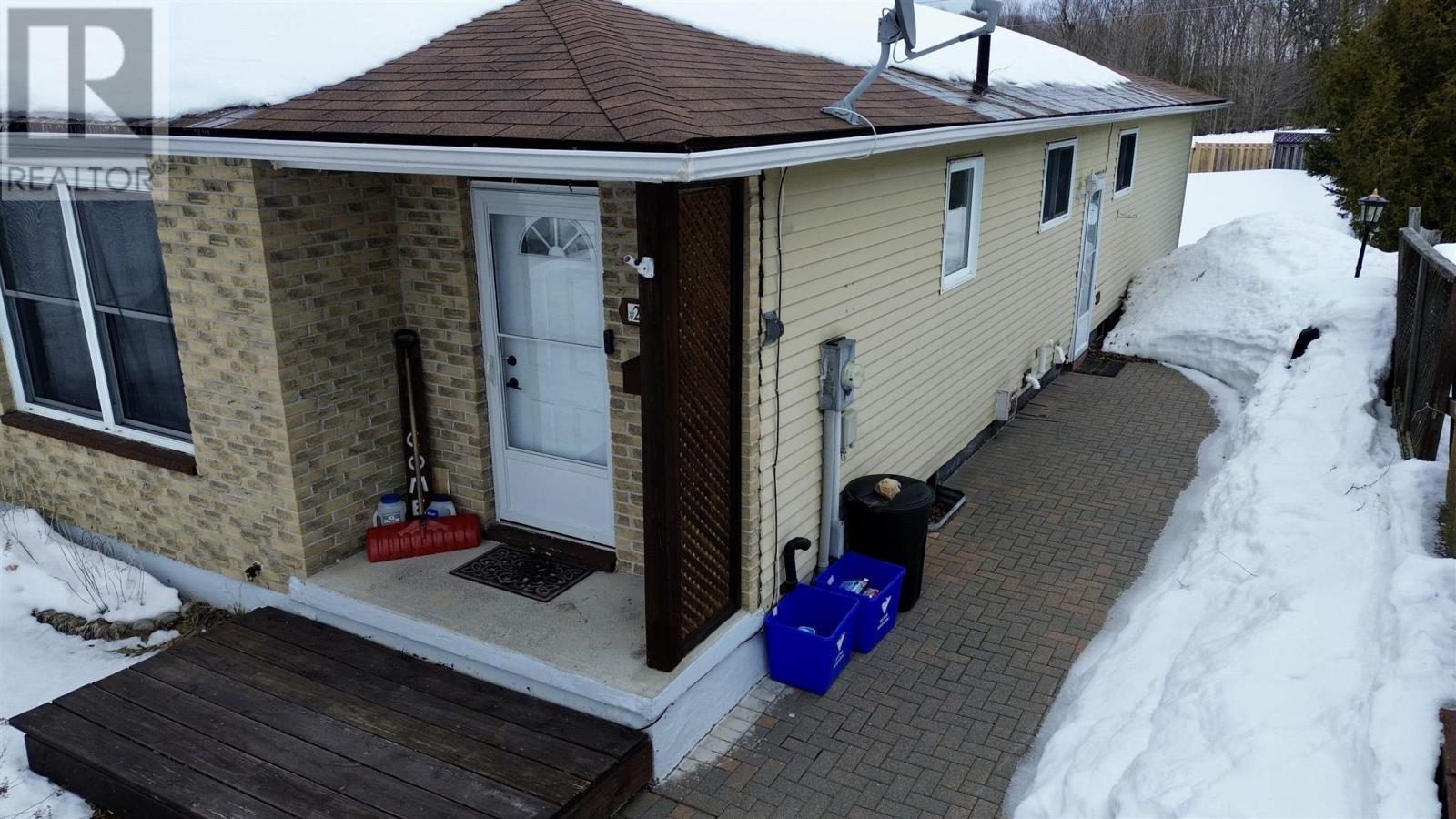 24 Mcquarrie Pl, Elliot Lake, Ontario  P5A 3C1 - Photo 3 - SM260630