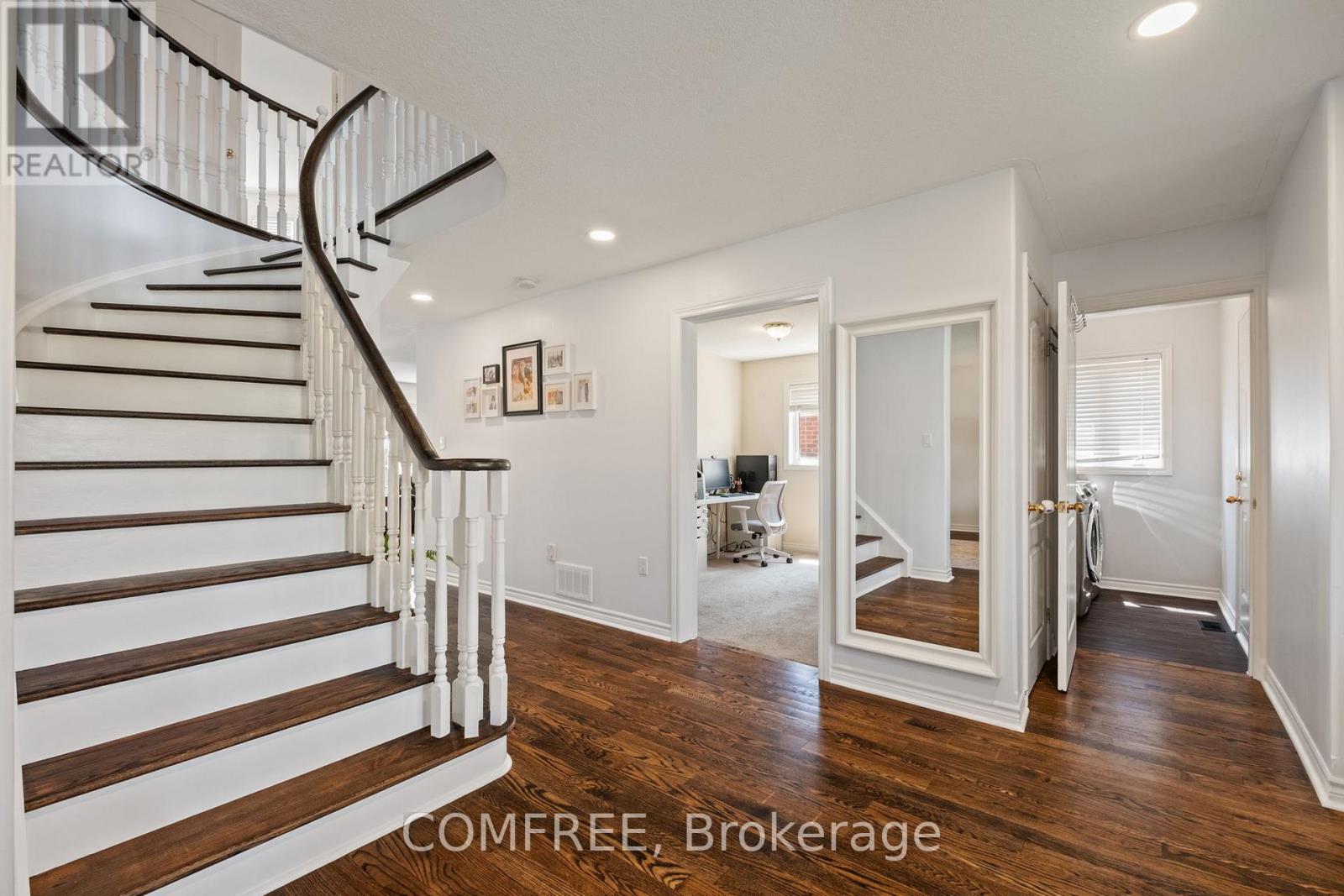 31 Metcalfe Drive, Bradford West Gwillimbury, Ontario  L3Z 3C8 - Photo 4 - N12991526