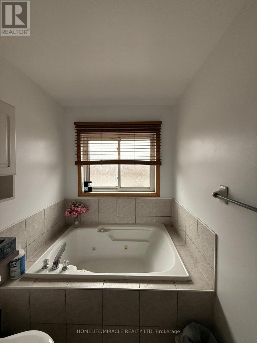 144 Sandyshores Drive W, Brampton, Ontario  L6R 2M3 - Photo 11 - W12969970