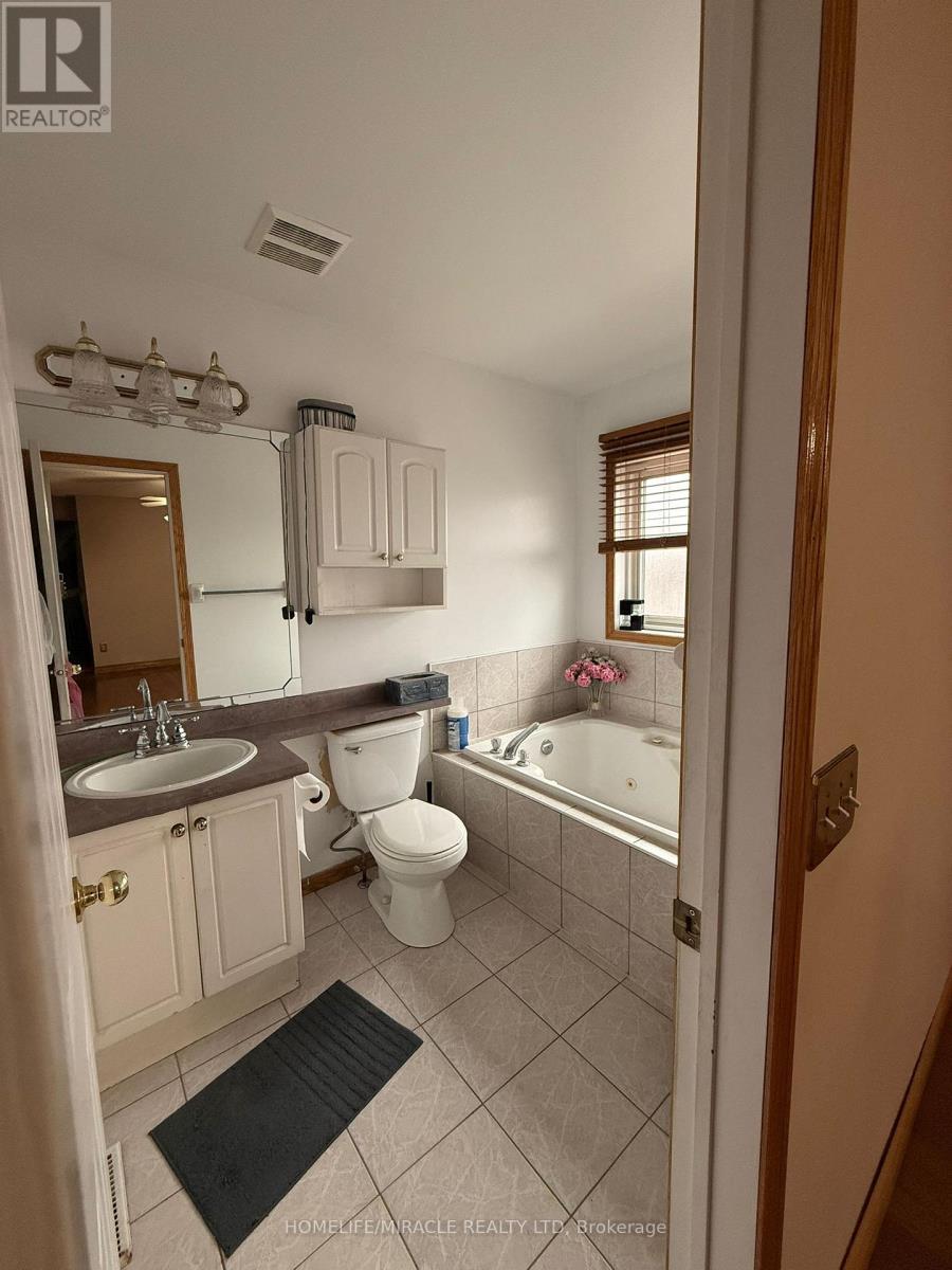 144 Sandyshores Drive W, Brampton, Ontario  L6R 2M3 - Photo 10 - W12969970