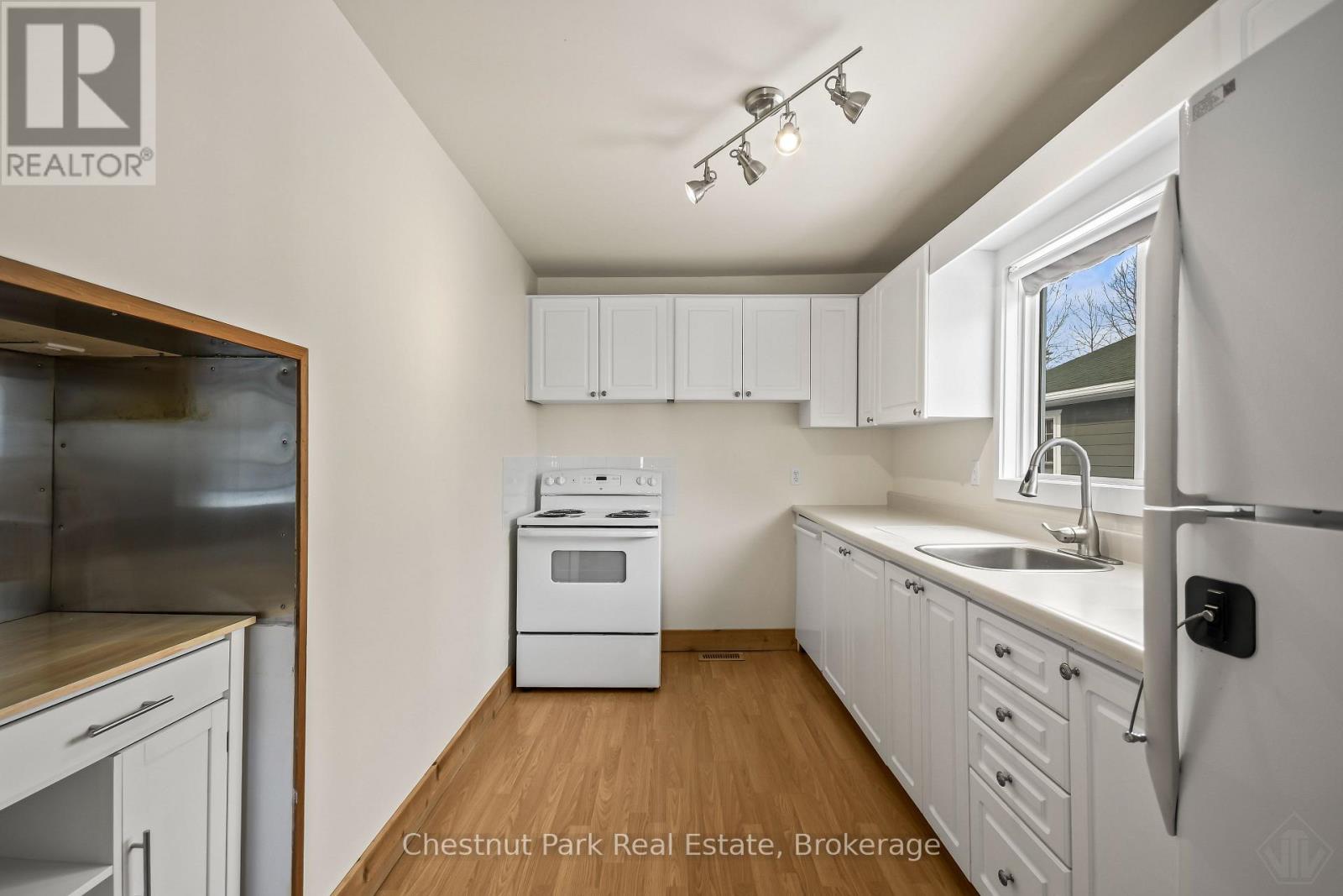 175 Crescent Drive, Gravenhurst, Ontario  P1P 1L4 - Photo 6 - X12953940