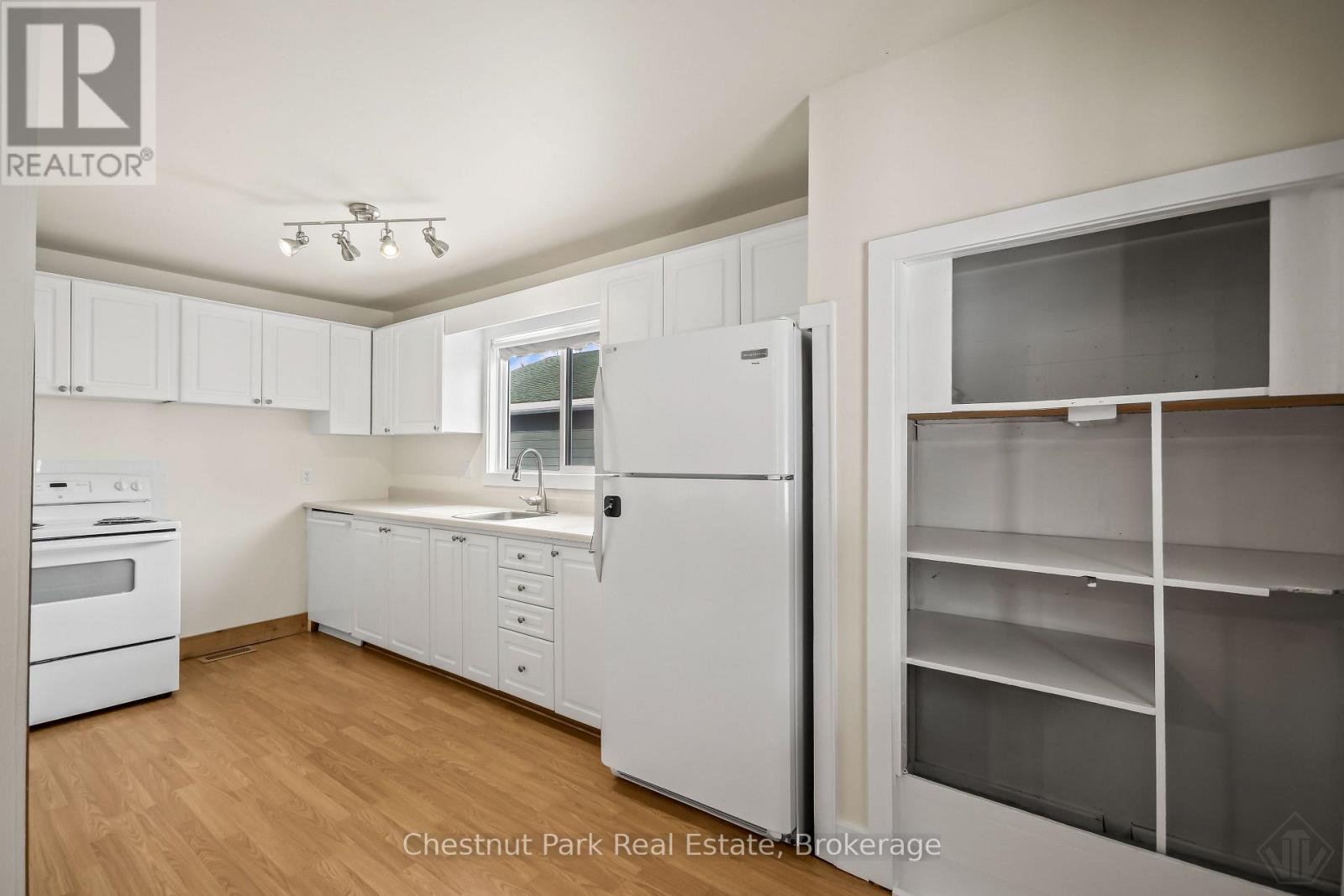 175 Crescent Drive, Gravenhurst, Ontario  P1P 1L4 - Photo 5 - X12953940