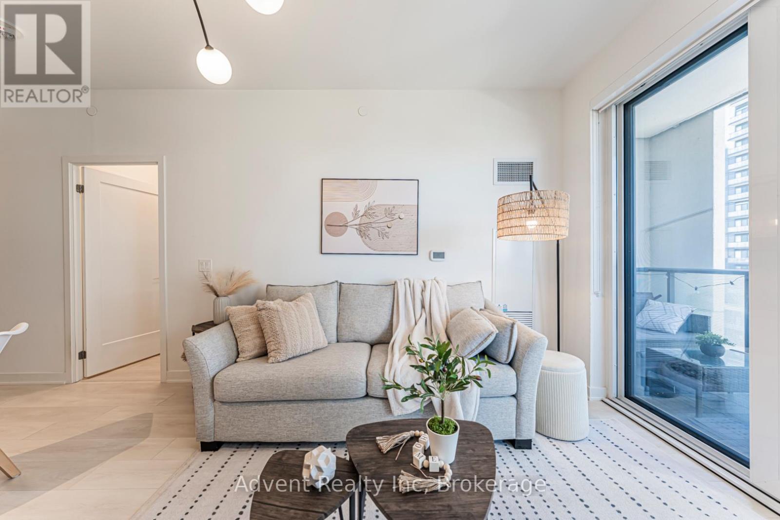 604 - 105 Oneida Crescent, Richmond Hill, Ontario  L4B 0H6 - Photo 4 - N12991518