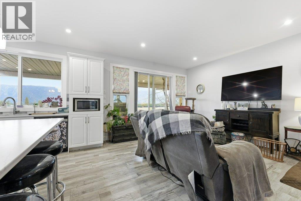 4370 Round Prairie Road, Spallumcheen, British Columbia  V0E 2B4 - Photo 13 - 10377394