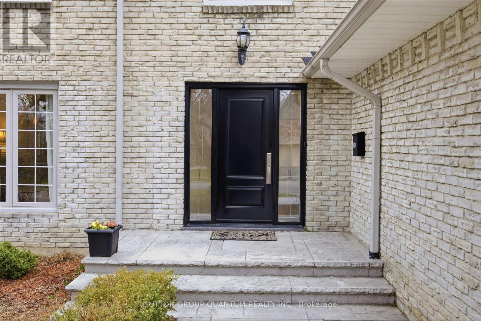 2509 King Forrest Drive, Mississauga, Ontario  L5K 2E5 - Photo 3 - W12991554