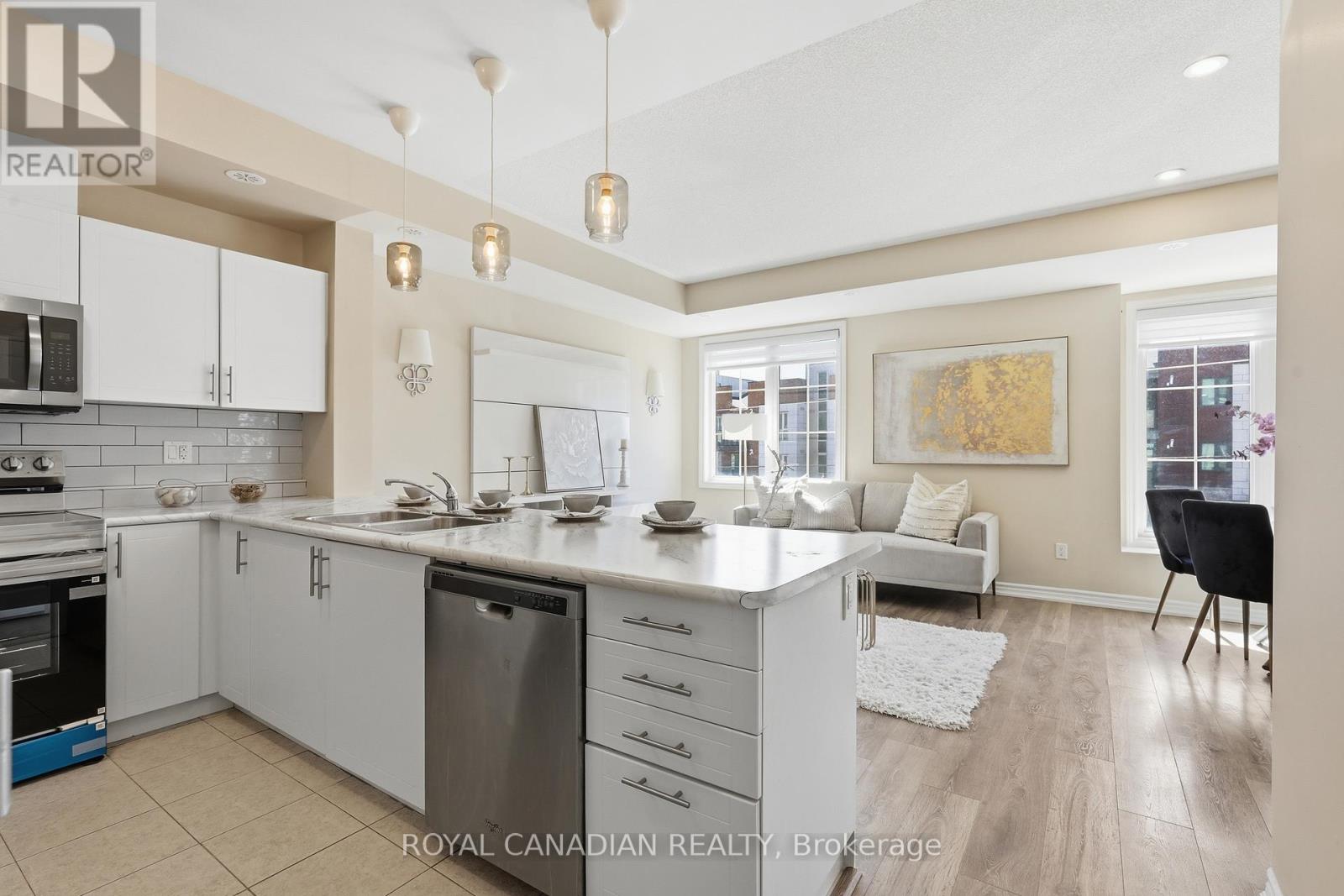 40-02 - 2420 Baronwood Drive, Oakville, Ontario  L6M 0X6 - Photo 5 - W12991562