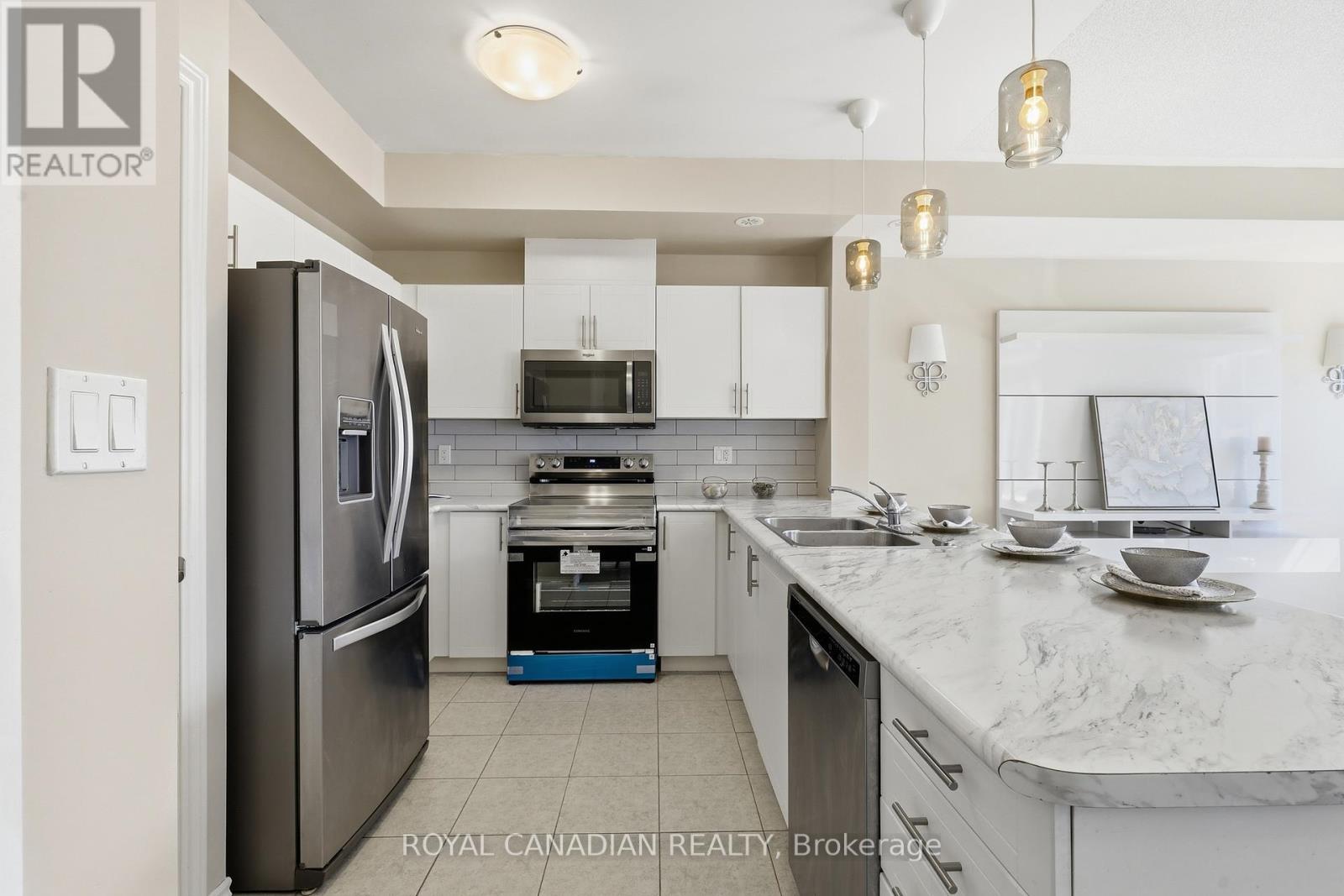 40-02 - 2420 Baronwood Drive, Oakville, Ontario  L6M 0X6 - Photo 6 - W12991562