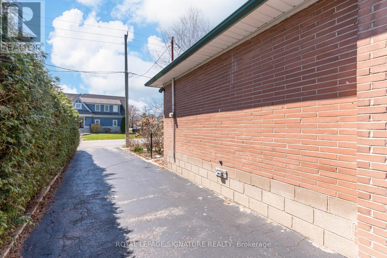 411 Maplehurst Avenue, Oakville, Ontario  L6L 4Y3 - Photo 4 - W12991588