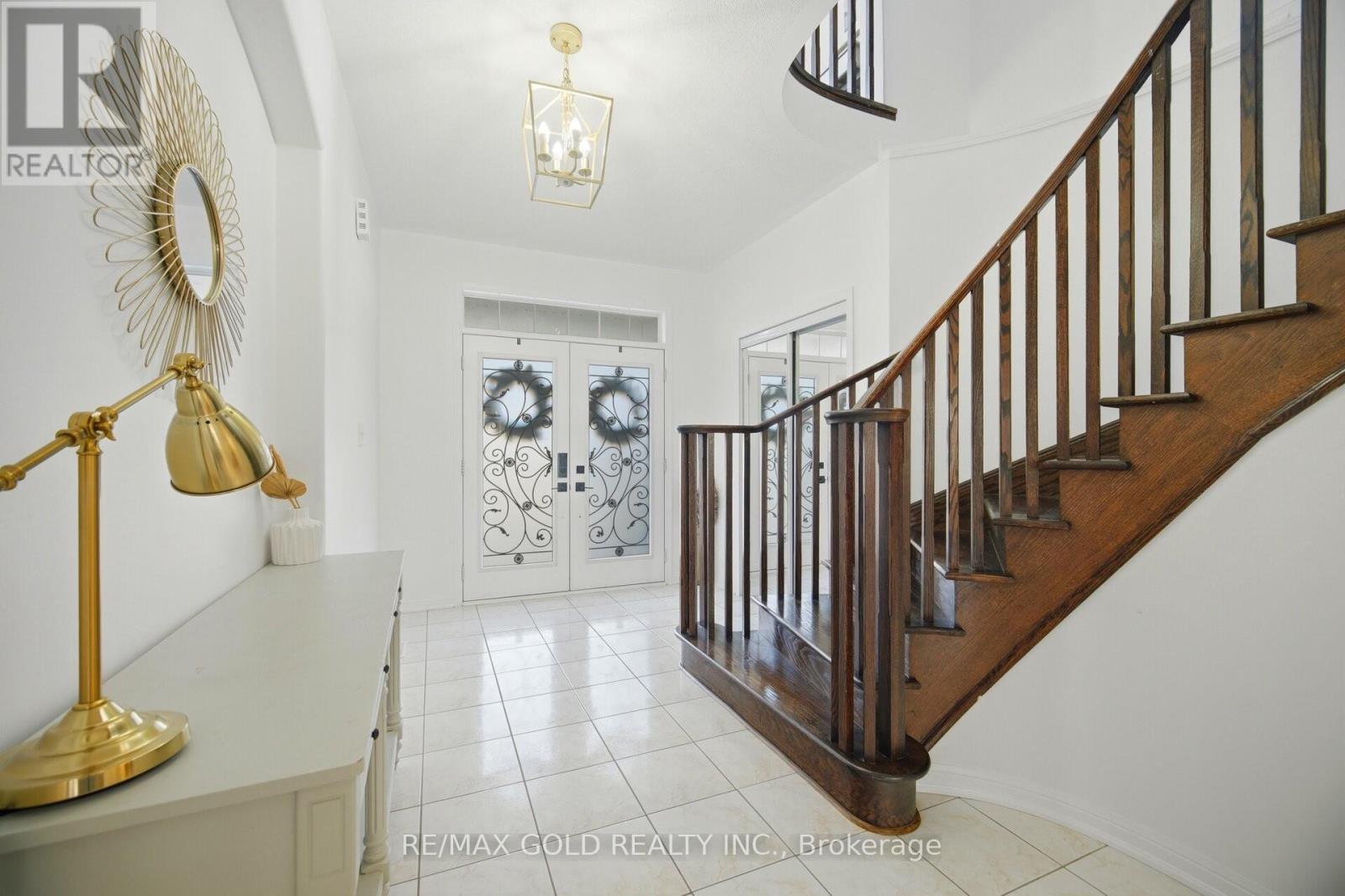 20 Peppermint Close, Brampton, Ontario L6P 3C7 - Photo 2 - W12991590